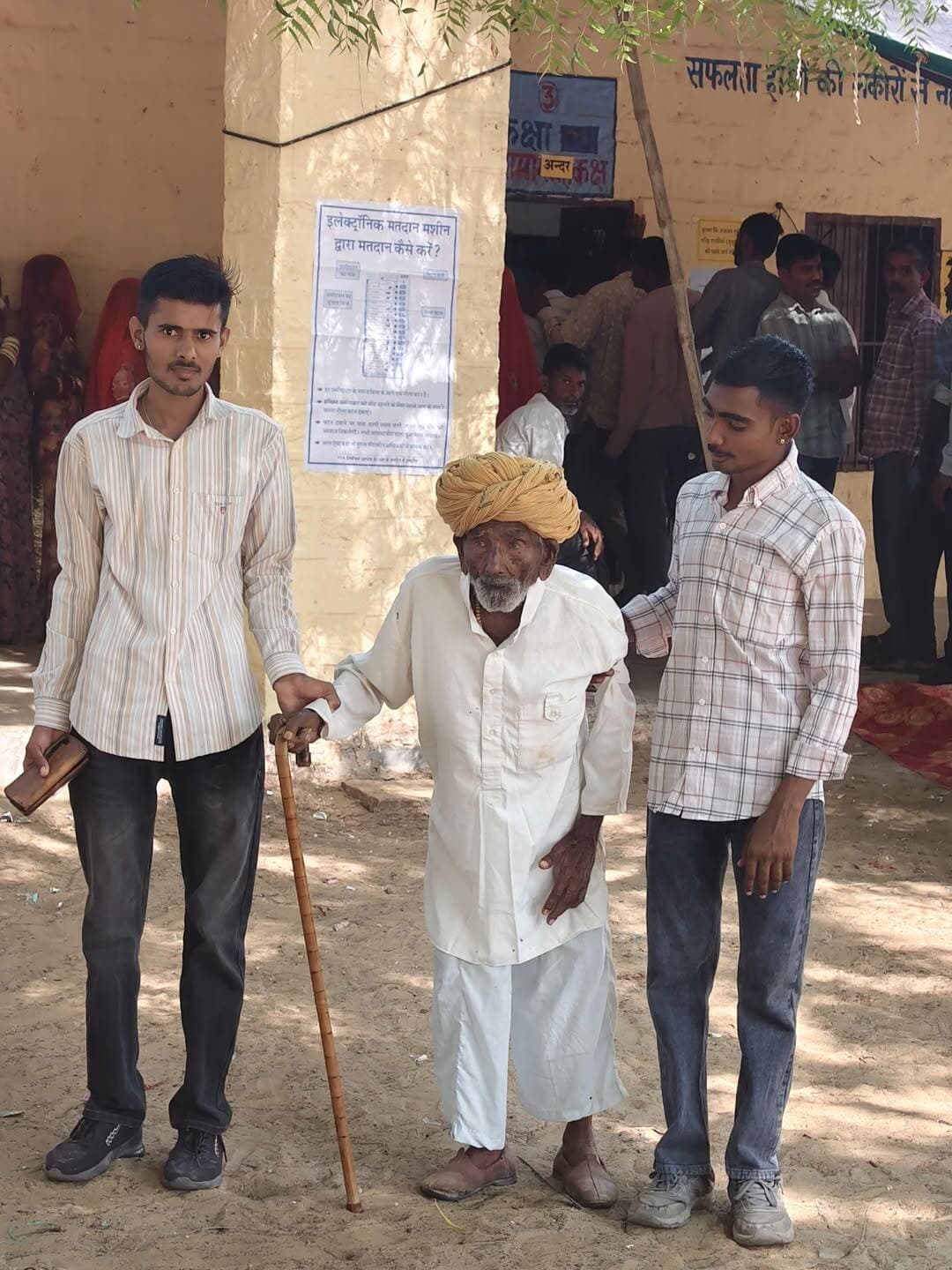 खारी बेरी मतदान केन्द्र पर
105 वर्षीय बुजुर्ग बाबाजी पहुंचे मतदान करने !