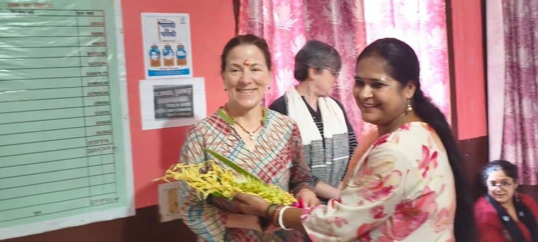 मुजफ्फरपुर में जीविका के कामकाज से प्रभावित हुई बिल एंड मेलिंडा गेट्स फाउंडेशन की टीम, किसानों और दीदियों से जाना सफलता का राज!
मुजफ्फरपुर में जीविका की पहल से ग्रामीण महिलाओं की जिंदगी में आ रहे बदलाव और किसानों को मिल रहे लाभ का जायजा लेने गुरुवार को बिल एंड मेलिंडा गेट्स फाउंडेशन की टीम पहुंची। इस दौरान टीम ने जिले में संचालित जीविका की विभिन्न गतिविधियों का अवलोकन किया और किसानों एवं महिला लाभार्थियों से सीधा संवाद कर उनके अनुभव जाने।
जीविका की डीपीएम अनीशा ने टीम का स्वागत करते हुए जिले में संचालित परियोजनाओं की जानकारी दी। फाउंडेशन की नेशनल लीड करोल वेलक, सीनियर प्रोग्राम मैनेजर अंजनी कुमार और स्टेट लीड बिहार प्रगति सिंह ने समर्पण बीज प्रसंस्करण इकाई का निरीक्षण किया। यहां बीज की प्रोसेसिंग, पैकेजिंग, मार्केटिंग और कंपनी के उत्पादन, टर्नओवर एवं मुनाफे की जानकारी ली गई। किसानों ने प्रत्येक पंचायत में वेयरहाउस और मिट्टी जांच की सुविधा उपलब्ध कराने की मांग भी रखी।
टीम ने आधुनिक कृषि पद्धति, सौर ऊर्जा आधारित सिंचाई और मेषा बकरीपालक कंपनी से जुड़ी गतिविधियों का भी जायजा लिया। इसके बाद संगम संकुल स्तरीय संघ में महिलाओं से बातचीत कर जाना कि परियोजना और बैंक से मिलने वाली सहायता के जरिए वे किस तरह रोजगार और व्यवसाय से जुड़कर आत्मनिर्भर बन रही हैं।
वहीं, एसकेएमसीएच स्थित दीदी की रसोई का निरीक्षण कर टीम ने महिलाओं के हाथों से तैयार भोजन का आनंद लिया। इस दौरे का मुख्य उद्देश्य ग्रामीण आजीविका, महिला सशक्तीकरण और कृषि आधारित गतिविधियों की प्रगति को समझना रहा।
#TirhutNow #JeevikaMuzaffarpur #BillAndMelindaGatesFoundation #महिला_सशक्तीकरण #किसान_समृद्धि