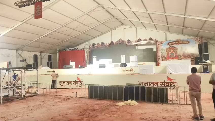 मैहर एसपी KJS ग्राउंड पहुंचे सुरक्षा व्यवस्था देखने
मैहर,बाबा बागेश्वर धीरेंद्र कृष्ण शास्त्री के मैहर आने के पहले kjs कॉलोनी ग्राउंड पहुंचे मैहर एसपी अवधेश प्रताप सिंह सुरक्षा व्यवस्था का लिया जायजा लगभग 8 एसडीओपी और 15 थाना प्रभारीयो की निगरानी में लगभग 800 पुलिसकर्मी बाबा की सुरक्षा व्यवस्था में रहेंगे मौजूद