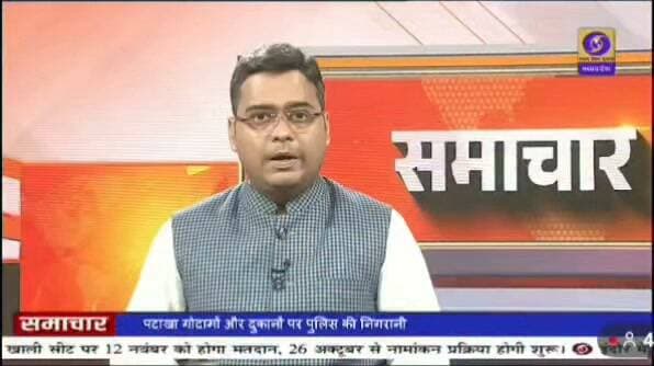 जिले में आपदा प्रबंधन की तैयारियों को मजबूत करने के उद्देश्य से होमगार्ड लाइन सोनाघाटी कैंप में आयोजित सात दिवसीय आपदा मित्र प्रशिक्षण कार्यक्रम का शुभारंभ जिला सेनानी इंदल उपनारे के मुख्य आतिथ्य में मां सरस्वती के चित्र पर पुष्प माला अर्पित कर एवं दीप प्रज्वलित कर किया गया।,प्रशिक्षण के दौरान अग्नि सुरक्षा, फायर एक्सटिंग्विशर अग्निशामक यंत्र के उपयोग तथा उसे चलाने का व्यावहारिक अभ्यास कराया। साथ ही सर्पदंश की स्थिति में बरती जाने वाली सावधानियों, क्या करें और क्या न करें, के संबंध में विस्तार से जानकारी दी, 125 आपदा मित्रों को तैराकी एवं बोट संचालन का प्रशिक्षण दिया गया।
मध्य प्रदेश आपदा प्रबंधन प्राधिकरण एवं गृह विभाग के निर्देशानुसार आयोजित यह प्रशिक्षण 16 से 22 अक्टूबर 2026 तक संचालित किया जा रहा है। जिसके तहत कोसमी डेम में प्रतिभागियों को तैराकी के विभिन्न प्रकार, बोट चलाने और बोट हैंडलिंग का व्यावहारिक अभ्यास कराया गया।
प्रशिक्षण में शामिल पंजीकृत प्रतिभागियों को निर्देशानुसार पुस्तिका, डायरी, पेन, ब्रोशर, पहचान पत्र एवं लेस तथा रिफ्लेक्टिव जैकेट का वितरण किया गया। इस सात दिवसीय प्रशिक्षण कार्यक्रम में जिले के विभिन्न क्षेत्रों से आए 125 युवा आपदा मित्र स्वयंसेवकों को प्रशिक्षण प्रदान किया जाएगा। प्रशिक्षण के प्रथम दिवस प्रतिभागियों को आपदा, आपदा प्रबंधन एवं आपदा प्रबंधन अधिनियम-2005, सिविल डिफेंस एक्ट एवं उसकी सेवाओं, बाढ़ जैसी जल आपदाओं के कारण एवं प्रबंधन, आपदा मित्रों के कर्तव्यों तथा आपदा मित्र योजना के संबंध में जानकारी दी गई।
प्रशिक्षण के दौरान कंपनी कमांडर सुनीता पन्द्रेय, तथा एएसआई बलिराम एवं व्यावहारिक दिया। इसके साथ ही गर्मी के मौसम में लू लगने पर क्या करें और क्या न करें तथा शीतलहर से बचाव संबंधी महत्वपूर्ण जानकारियां भी दी गईं।
प्रशिक्षण का मुख्य उद्देश्य आपदा मित्रों को प्राकृतिक आपदाओं के दौरान बचाव कार्यों के लिए दक्ष है, ताकि जरूरत पड़ने पर वे प्रभावित लोगों की सहायता कर सकें और आपदा प्रबंधन से जुड़ी जिम्मेदारियों का प्रभावी ढंग से निर्वहन कर सकें।
