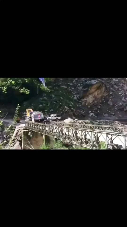 * उत्तराखंड के पिथौरागढ़ में ओवरलोड Truck का भार नहीं सह पाया पुल,
* वार्निंग के बाद भी क्रॉस करने की कोशिश में पुल ढहा,Video Viral