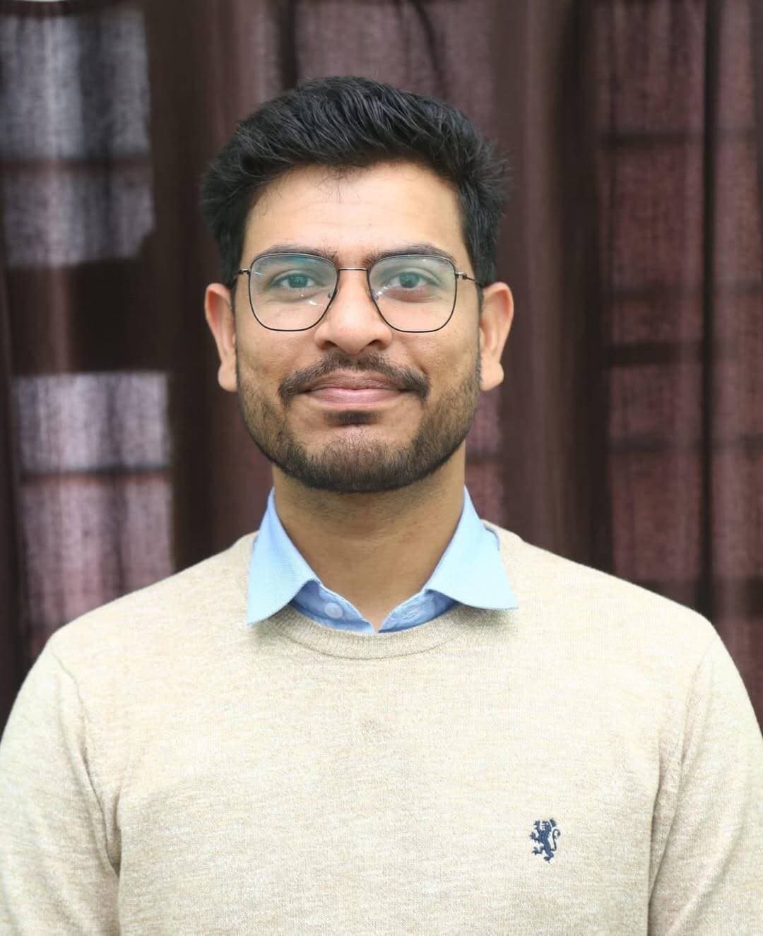 *राजपाल लम्बोरिया पदोन्नत होकर बने जनसंपर्क अधिकारी, हनुमानगढ़ में संभालेंगे कार्यभार*
*सहायक जनसंपर्क अधिकारी से जनसंपर्क अधिकारी पद पर पदोन्नति, पहले भी हनुमानगढ़ में ही कार्यरत थे*
हनुमानगढ़। सूचना एवं जनसंपर्क विभाग की ओर से गुरुवार को जारी पदोन्नति आदेश के तहत राजपाल लम्बोरिया को सहायक जनसंपर्क अधिकारी से जनसंपर्क अधिकारी के पद पर पदोन्नत किया गया है। पदोन्नति के बाद हनुमानगढ़ के जिला सूचना एवं जनसंपर्क अधिकारी के पद पर कार्यभार ग्रहण करेंगे। लम्बोरिया इससे पहले भी हनुमानगढ़ में सहायक जनसंपर्क अधिकारी के पद पर कार्यरत थे।
पदोन्नति के बाद अब वे जिले में जिला सूचना एवं जनसंपर्क अधिकारी के रूप में जिम्मेदारी संभालेंगे। उनके कार्यक्षेत्र में राज्य सरकार की जनकल्याणकारी योजनाओं, नीतियों, विकास कार्यों और प्रशासनिक गतिविधियों का प्रचार-प्रसार करना शामिल रहेगा। इसके साथ ही विभिन्न विभागों से समन्वय स्थापित कर सरकारी योजनाओं और जनहित से जुड़ी सूचनाओं को आमजन तक पहुंचाने तथा समाचार माध्यमों के साथ समन्वय की जिम्मेदारी भी रहेगी।
*हनुमानगढ़ में ही मिली नई जिम्मेदारी*
लम्बोरिया 2022 से हनुमानगढ़ में सहायक जनसंपर्क अधिकारी के रूप में सेवाएं दे रहे थे। विभागीय पदोन्नति आदेश के बाद उन्हें जनसंपर्क अधिकारी पद पर पदोन्नत किया गया है, फिलहाल वो जिले में ही जिला सूचना एवं जनसंपर्क अधिकारी का पदभार संभालेंगे।