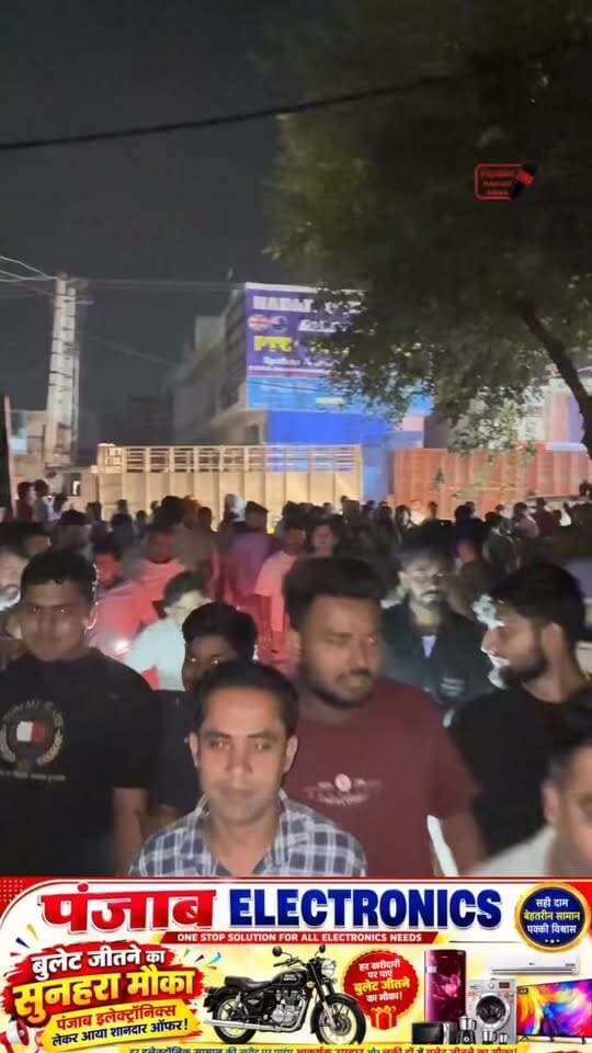 बिजली बिना शहर में छाया काला अंधेरा, पब्लिक परेशान होकर पावर हाउस का घेराव करने पहुंचे बच्चे महिला बुजुर्गों की हालत हुई खराब। निसिंग पुलिस और ड्यूटी मजिस्ट्रेट मौके पर। लोगों ने की सड़क जाम