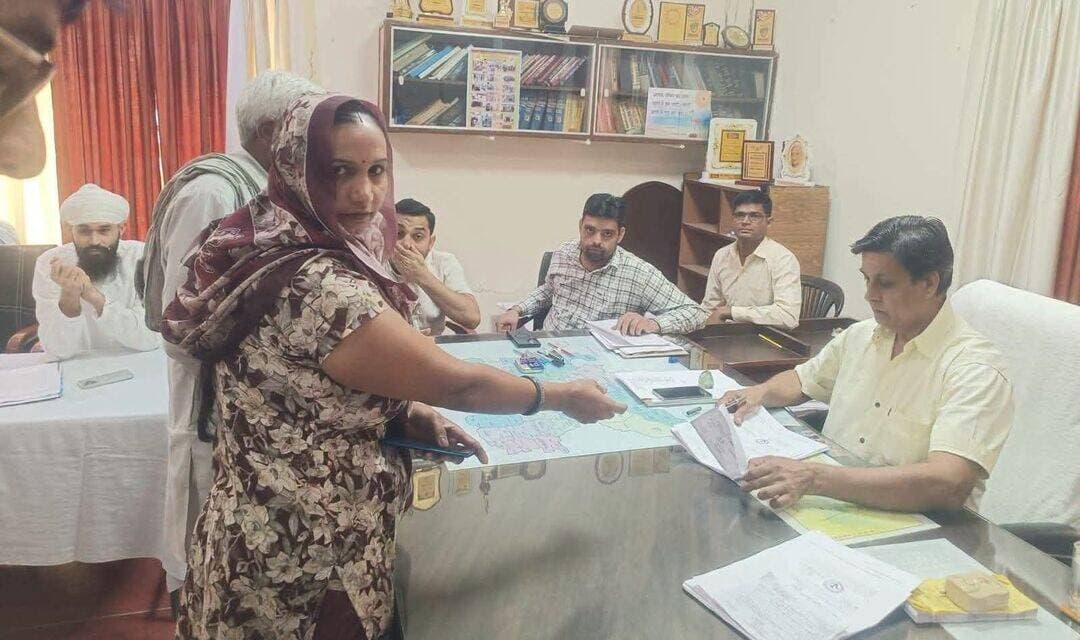 *जिला परिषद के 37 सदस्य पदों के लिए 90 अभ्यर्थियों ने 111 नामांकन पत्र भरें*
*तीसरे चरण की छह पंचायत समितियों में 130 सदस्य पदों के लिए 331 अभ्यर्थियों ने प्रस्तुत किए 361 नामांकन पत्र, शुक्रवार को अंतिम अवसर*
हनुमानगढ़, 22 अक्टूबर। पंचायती राज संस्थाओं के आम चुनाव 2026 के तहत जिले में तीसरे चरण के चुनाव के लिए नामांकन प्रक्रिया जारी है। जिला परिषद के 37 सदस्य पदों के लिए अब तक 90 अभ्यर्थियों ने 111 नामांकन पत्र प्रस्तुत किए हैं। वहीं, तीसरे चरण में शामिल 6 पंचायत समितियों के 130 सदस्य पदों के लिए 331 अभ्यर्थियों ने 361 नामांकन पत्र दाखिल किए हैं। नामांकन पत्र दाखिल करने का अंतिम अवसर 23 अक्टूबर, शुक्रवार को दोपहर 3 बजे तक है।
जिला परिषद सदस्य पदों के लिए नामांकन प्रक्रिया 19 अक्टूबर से शुरू हुई थी। पहले दिन किसी भी अभ्यर्थी ने नामांकन पत्र दाखिल नहीं किया। वहीं, बुधवार को 19 अभ्यर्थियों ने 27 नामांकन पत्र प्रस्तुत किए, जबकि गुरुवार को 71 अभ्यर्थियों ने 84 नामांकन पत्र दाखिल किए। इस तरह जिला परिषद के 37 सदस्य पदों के लिए अब तक कुल 90 अभ्यर्थी 111 नामांकन पत्र प्रस्तुत कर चुके हैं।
तीसरे चरण में शामिल भादरा, हनुमानगढ़ जंक्शन, नोहर, पल्लू, पीलीबंगा और राजपुरा (8 बीएचडी) पंचायत समितियों में 130 सदस्य पदों के लिए भी नामांकन प्रक्रिया चल रही है। इन पंचायत समितियों में पहले दिन 10 अभ्यर्थियों ने 11 नामांकन पत्र दाखिल किए थे। बुधवार को 115 अभ्यर्थियों ने 126 नामांकन पत्र प्रस्तुत किए, जबकि गुरुवार को 206 अभ्यर्थियों ने 224 नामांकन पत्र दाखिल किए। इस प्रकार छह पंचायत समितियों के सदस्य पदों के लिए अब तक 331 अभ्यर्थियों ने 361 नामांकन पत्र प्रस्तुत किए हैं।
शुक्रवार, 23 अक्टूबर को जिला परिषद और पंचायत समिति सदस्य पदों के लिए नामांकन पत्र दाखिल करने की अंतिम तिथि है। इसके उपरांत नामांकन पत्रों की संवीक्षा होगी।
*तीसरे चरण में 3 और 5 नवंबर तथा चौथे चरण में 14 और 16 नवंबर को होगा मतदान*
जिले में दो चरणों — तीसरे और चौथे चरण में चुनाव हो रहे है। जिले की तीसरे चरण में शामिल भादरा, हनुमानगढ़ जंक्शन, नोहर, पल्लू, पीलीबंगा और राजपुरा (8 बीएचडी) पंचायत समितियों के मतदाता जिला परिषद और पंचायत समिति सदस्य के लिए 3 नवंबर को तथा सरपंच और पंच के लिए 5 नवंबर को मतदान करेंगे। वहीं चौथे चरण में शामिल संगरिया, टिब्बी, हनुमानगढ़ टाऊन और टिब्बी पंचायत समितियों के मतदाता जिला परिषद और पंचायत समिति सदस्य के लिए 14 नवंबर को तथा सरपंच और पंच के लिए 16 नवंबर को मतदान करेंगे।
फोटो- भादरा में नामांकन दाखिल करते एक अभ्यर्थी