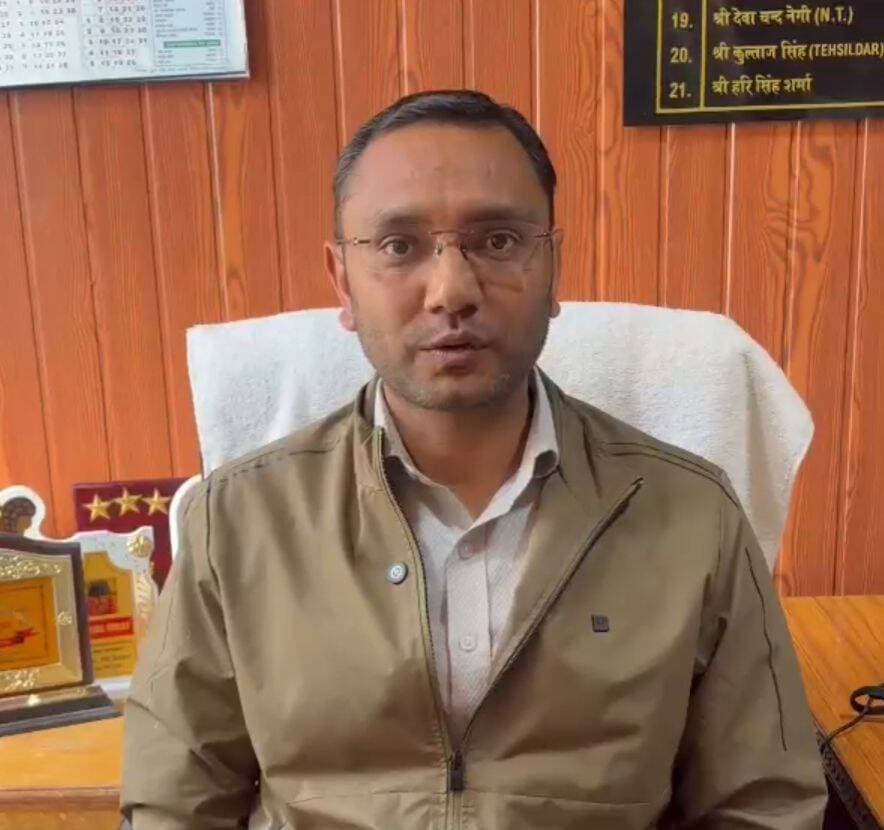 बाजार में अतिक्रमण पर शिकंजा, अवैध वसूली की शिकायतों पर होगी कार्रवाई
- दुकानों के बाहर रेहड़ी-फड़ी लगाने के नाम पर रोजाना 500 से 600 रुपये वसूलने की शिकायतें
Bushahr Today TV
रामपुर बुशहर। त्योहारी सीजन से पहले रामपुर बुशहर के बाजार में बढ़ते अतिक्रमण और अव्यवस्थित ढंग से लगाई जा रही रेहड़ी-फड़ियों पर नगर परिषद ने सख्ती बरतने की तैयारी कर ली है। नगर परिषद को शिकायतें मिली हैं कि कुछ दुकानदार अपनी दुकानों के बाहर रेहड़ी-फड़ी लगाने की अनुमति देने के नाम पर संचालकों से प्रतिदिन 500 से 600 रुपये तक वसूल रहे हैं। परिषद ने इन शिकायतों को गंभीरता से लेते हुए नियमानुसार कार्रवाई करने के संकेत दिए हैं।
बाजार में दुकानों के बाहर अनधिकृत रूप से रेहड़ी-फड़ी लगाने से अतिक्रमण बढ़ रहा है। इससे बाजार की व्यवस्था प्रभावित होने के साथ पैदल चलने वाले लोगों और ग्राहकों को भी परेशानी का सामना करना पड़ रहा है। वहीं, स्थानीय व्यापारियों के लिए भी यह स्थिति मुश्किलें पैदा कर रही है।
नगर परिषद के नए कार्यकारी अधिकारी वरुण शर्मा ने स्पष्ट किया है कि बाजार में अतिक्रमण और अनधिकृत गतिविधियों को किसी भी सूरत में बढ़ावा नहीं दिया जाएगा। परिषद का उद्देश्य बाजार में व्यवस्था बनाए रखना, व्यापारियों की समस्याओं का समाधान करना और आम लोगों के लिए सुगम आवागमन सुनिश्चित करना है।
नगर परिषद त्योहारी सीजन के दौरान बाजार में अतिक्रमण पर नियंत्रण रखने के लिए आवश्यक कदम उठाएगी। नियमों का उल्लंघन करने वालों के खिलाफ नियमानुसार कार्रवाई की जाएगी। इसके अलावा, रेहड़ी-फड़ी लगाने के नाम पर कथित अवैध वसूली से जुड़ी शिकायतों की भी गंभीरता से जांच की जाएगी।
नगर परिषद ने सभी दुकानदारों और रेहड़ी-फड़ी संचालकों से नियमों का पालन करने तथा बाजार की व्यवस्था बनाए रखने में सहयोग देने की अपील की है। परिषद के अनुसार, शहर को स्वच्छ, व्यवस्थित और अतिक्रमण मुक्त बनाए रखना प्रशासन के साथ-साथ नागरिकों की भी सामूहिक जिम्मेदारी है।