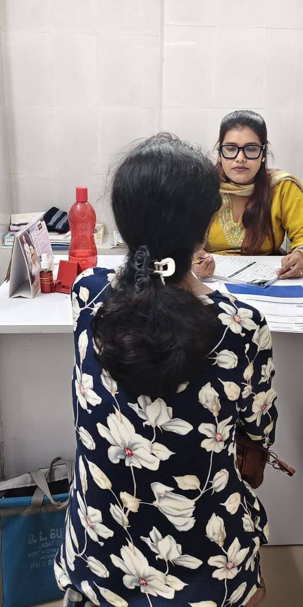 🌿 আপনাদের সাথে আজকের পুষ্টিবিদের টিপস,,,,, কোষ্ঠকাঠিন্য এড়াতে খাবারে রাখুন ফাইবার
পেট পরিষ্কার না হওয়া বা মলত্যাগে অসুবিধা হলে শুধু ওষুধের কথা না ভেবে নিজের দৈনন্দিন খাদ্যাভ্যাসের দিকেও নজর দিন।
🥗 প্রতিদিনের খাবারে এই অভ্যাসগুলো রাখুন—
✅ শাকসবজি ও ডাল নিয়মিত খান।
✅ ওটস, আটার রুটি ও অন্যান্য পূর্ণশস্য বেছে নিন।
✅ পেয়ারা, পেঁপে, নাশপাতির মতো ফল খাদ্যতালিকায় রাখুন।
✅ পর্যাপ্ত জল পান করুন।
✅ প্রতিদিন হাঁটাচলা ও শারীরিক সক্রিয়তা বজায় রাখুন।
💚 মনে রাখবেন, ফাইবার ধীরে ধীরে বাড়ানো ভালো এবং সঙ্গে পর্যাপ্ত জল পান করাও জরুরি। দীর্ঘদিন কোষ্ঠকাঠিন্য থাকলে, পায়খানায় রক্ত গেলে বা তীব্র পেটব্যথা হলে চিকিৎসকের পরামর্শ নিন।
👩⚕️ পুষ্টিবিদ চন্দ্রিমা দে
U & URS NUTRITIONIST
পুষ্টিবিদ চন্দ্রিমা দে-এর সাথে যোগাযোগ
আপনার সুবিধা অনুযায়ী Online অথবা Offline Consultation বুক করতে পারেন।
📱 Online Consultation Booking:
8637522628
🏥 Offline Chamber Details:
🔹 মঙ্গলবার | সকাল ১০টা থেকে
Healing Touch Diagnostics, বারাসাত
📞 Booking: 07439337370
🔹 বৃহস্পতিবার ও শনিবার
Sunflower Nursing Home, North Kolkata
📞 Booking: 07439337370
🔹 শুক্রবার
Habra Guru Kripa Pathology, হাবড়া
📞 Booking: 9732333888
🔹 রবিবার | দমদম
Meditrust Clinic, Nagerbazar
📞 Booking: 07439337370
🌿 আপনার স্বাস্থ্য ও প্রয়োজন অনুযায়ী ব্যক্তিগত Nutrition Guidance-এর জন্য আজই Consultation বুক করুন।
পুষ্টিবিদ চন্দ্রিমা দে
Consultant Dietitian & Nutritionist
U&URS NUTRITIONIST
#GutHealth #HealthyEating #পুষ্টিবিদেরপরামর্শ