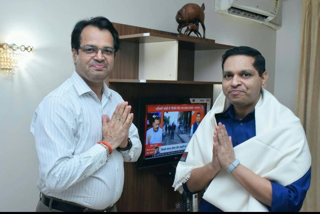 जिला प्रशासन से समन्वय सुदृढ़ करने हेतु एनटीपीसी विंध्याचल के कार्यकारी निदेशक ने की कलेक्टर से मुलाकात
एनटीपीसी विंध्याचल के कार्यकारी निदेशक एवं परियोजना प्रमुख श्री किशोर कुमार होता ने सिंगरौली के कलेक्टर एवं जिला दंडाधिकारी के रूप में कार्यभार ग्रहण करने के उपरांत श्री अंकित अस्थाना, आईएएस, का 20 अक्टूबर, 2026 को सूर्य भवन अतिथि गृह में आत्मीय स्वागत किया। सौहार्दपूर्ण मुलाकात के दौरान श्री किशोर कुमार होता ने उन्हें पर्यावरण संरक्षण, कॉर्पोरेट सामाजिक उत्तरदायित्व (सीएसआर), राख उपयोगिता एवं हरित पहलों के क्षेत्र में परियोजना द्वारा किए जा रहे कार्यों से अवगत कराया तथा उत्तरदायी विद्युत उत्पादन और सतत विकास के प्रति एनटीपीसी विंध्याचल की प्रतिबद्धता दोहराई।
एनटीपीसी विंध्याचल अपनी सुव्यवस्थित संचार व्यवस्था के अंतर्गत जिला प्रशासन सहित प्रमुख बाह्य हितधारकों के साथ नियमित संवाद बनाए रखता है, जिससे पारदर्शिता, परस्पर विश्वास एवं प्रभावी समन्वय को बढ़ावा मिलता है। इस मुलाकात ने एनटीपीसी विंध्याचल एवं जिला प्रशासन के सहयोगात्मक संबंधों को और सुदृढ़ किया तथा क्षेत्रीय विकास एवं सामुदायिक कल्याण के प्रति उनकी साझा प्रतिबद्धता को रेखांकित किया।
