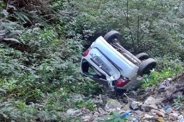 गुमखाल द्वारीखाल मार्ग पर सड़क हादसा, कोटद्वार के चार लोग घायल
- मतगांव के पास हुआ हादसा, स्थानीय लोगों ने कार सवारों को सुरक्षित बाहर निकाला
सिद्धबली न्यूज डेस्क
कोटद्वार। गुमखाल-द्वारीखाल मार्ग पर मतगांव के पास एक कार खाई में गिर गई। जिसमें कार सवार कोटद्वार के चार लोग घायल हो गए हैं। स्थानीय लोगों ने चीख पुकार सुनकर कार सवारों को बाहर निकाला। सूचना पर पहुंची पुलिस टीम ने घायलों को प्राथमिक उपचार के लिए अस्पताल पहुंचाया।
पुलिस से मिली जानकारी के अनुसार, गुरुवार 22 अक्टूबर 2026 को थाने में सूचना मिली कि गुमखाल से द्वारीखाल की ओर जा रही एक कार मतगांव के पास अचानक अनियंत्रित होकर सड़क के बाईं ओर खाई में गिर गई है। सूचना मिलते ही थाने और गुमखाल चौकी से पुलिस बल घटनास्थल के लिए रवाना हुआ।
द टाटा टियागो कार में कोटद्वार निवासी चार लोग सवार थे। इनमें गिरीश चंद्र पुत्र दाताराम और सुरेश कंडवाल पुत्र रमेश चंद्र, निवासी शतिचौड़, कोटद्वार, संतोष ध्यानी पुत्र सत्येंद्र प्रसाद, निवासी देवरामपुर, कोटद्वार तथा प्रमोद कुमार पुत्र देव सिंह, निवासी लालपुर, कोटद्वार शामिल थे।
हादसे के बाद स्थानीय लोगों ने राहत कार्य करते हुए चारों को कार से बाहर निकाला। दुर्घटना में सभी को सामान्य चोटें आईं। इसके बाद उन्हें गुमखाल स्थित बंगाली चिकित्सालय में प्राथमिक उपचार दिलाया गया। प्राथमिक उपचार के बाद चारों घायलों की स्थिति सामान्य होने पर उन्हें उनके घर कोटद्वार के लिए रवाना कर दिया गया।