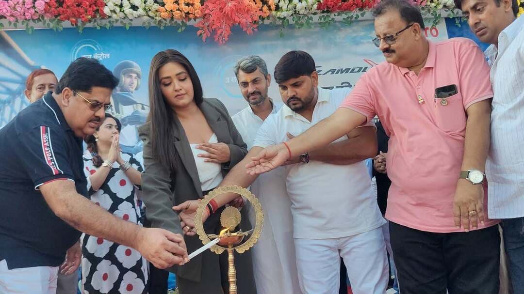 भोजपुरी की लोकप्रिय अभिनेत्री सुपरस्टार काजल राघवानी रक्सौल पहुंची । बोली का हिल वा रक्सौल ।। बाइक लॉन्चिंग समारोह में शामिल हुई।
#Raxaul #BKHeroAgency #KajalRaghwani #Rksonijournalist #bnpunews #bbcaaptak #BikeLaunching #BhojpuriSuperstar