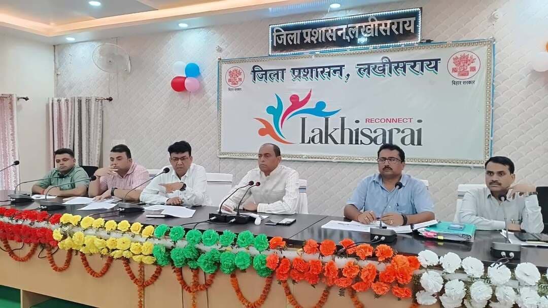 ग्रामीण विकास योजनाओं की समीक्षा बैठक में जिलाधिकारी ने दिए समयबद्ध लक्ष्य पूरा करने के निर्देश
आज दिनांक 22.10.2026 को समाहरणालय स्थित मंत्रणा कक्ष में जिलाधिकारी, लखीसराय श्री शैलेंद्र कुमार की अध्यक्षता में ग्रामीण विकास कार्यक्रम समन्वय समिति, VB-G RAM G योजना, जिला स्तरीय आधार अनुश्रवण समिति तथा आकांक्षी प्रखंड कार्यक्रम की समीक्षा बैठक आयोजित की गई। बैठक में विभिन्न योजनाओं की प्रगति की समीक्षा करते हुए संबंधित पदाधिकारियों को आवश्यक दिशा-निर्देश दिए गए।
जिलाधिकारी महोदय ने सभी कार्यक्रम पदाधिकारियों (पीओ) को अपने-अपने क्षेत्राधिकार में पौधरोपण का शत-प्रतिशत लक्ष्य सुनिश्चित करने का निर्देश दिया। उन्होंने मनरेगा के तहत कार्यरत मजदूरों की आधार सीडिंग, जॉब कार्ड का शत-प्रतिशत सत्यापन तथा मजदूरों को निर्धारित समय पर मजदूरी भुगतान सुनिश्चित करने पर विशेष जोर दिया। उन्होंने निर्देश दिया कि पौधरोपण का कार्य इसी सप्ताह पूर्ण किया जाए।
VB-G RAM G योजना की समीक्षा के क्रम में जिलाधिकारी ने सरकारी भूमि पर संचालित आंगनबाड़ी केंद्रों के भवन निर्माण कार्य को प्राथमिकता के आधार पर शीघ्र पूरा कराने का निर्देश दिया। उन्होंने कहा कि योजना की साप्ताहिक निगरानी की जाए तथा जिन प्रखंडों में कार्यों की प्रगति असंतोषजनक पाई जाएगी, वहां जिम्मेदार पदाधिकारियों के विरुद्ध आवश्यक कार्रवाई की जाएगी। लंबित आधार संबंधी कार्यों को एक सप्ताह के भीतर पूरा करने का भी निर्देश दिया गया।
आकांक्षी प्रखंड कार्यक्रम की समीक्षा करते हुए जिलाधिकारी ने सभी संबंधित प्रखंडों में निर्धारित योजनाओं का शत-प्रतिशत कवरेज सुनिश्चित करने को कहा। उन्होंने विद्यालयवार ऐसी सूची उपलब्ध कराने का निर्देश दिया, जहां बालिकाओं के लिए शौचालय की सुविधा उपलब्ध नहीं है। साथ ही, प्रधानमंत्री आवास योजना के अंतर्गत पात्र लाभुकों को अब तक लाभ नहीं मिलने की स्थिति में पंचायत एवं वार्डवार विस्तृत प्रतिवेदन उपलब्ध कराने को कहा, ताकि आवश्यक कार्रवाई की जा सके।
जिलाधिकारी ने सभी संबंधित पदाधिकारियों को निर्देश दिया कि निर्धारित समय-सीमा में लंबित कार्यों का निष्पादन करते हुए योजनाओं की प्रगति में तेजी लाएं। उन्होंने इस माह पुनः समीक्षा बैठक आयोजित करने का निर्देश भी दिया।
बैठक में उप विकास आयुक्त श्री सुमित कुमार, डीआरडीए निदेशक श्री नीरज कुमार, जिला शिक्षा पदाधिकारी श्री यदुवंश राम, सिविल सर्जन श्री जयप्रकाश सिंह, जिला योजना पदाधिकारी श्री आशुतोष कुमार सहित संबंधित पदाधिकारी एवं कर्मचारी उपस्थित थे।