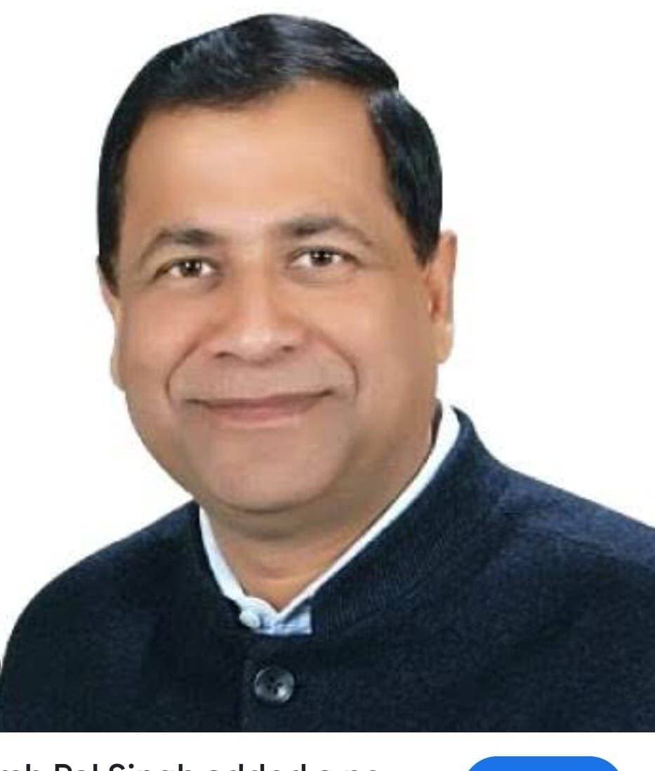 हरियाणा में बिजली संकट भाजपा सरकार की नाकामी का प्रमाण: आदर्श पाल सिंह
गुरुग्राम व नूह में बिजली वितरण के निजीकरण से बढ़ी चिंता, पूरी व्यवस्था के निजीकरण की आशंका से आम जनता पर पड़ सकता है बोझ
जगाधरी। आम आदमी पार्टी के प्रदेश वरिष्ठ उपाध्यक्ष एवं सदस्य राष्ट्रीय परिषद आदर्श पाल सिंह ने हरियाणा में बिजली कर्मचारियों की हड़ताल एवं विरोध प्रदर्शन के चलते प्रभावित बिजली व्यवस्था पर तीखी प्रतिक्रिया व्यक्त करते हुए भाजपा सरकार को घेरा। उन्होंने कहा कि प्रदेश में बिजली व्यवस्था का चरमराना सरकार की नाकामी और उसकी गलत नीतियों का परिणाम है। सरकार निजी कंपनियों को फायदा पहुंचाने के लिए निजीकरण की नीति अपना रही है, जिसका खामियाजा भविष्य में आम जनता, उद्योगों और किसानों को भुगतना पड़ सकता है।
आदर्श पाल सिंह ने कहा कि बिजली आपूर्ति बाधित होने से प्रदेश के अनेक क्षेत्रों में आम जनजीवन और औद्योगिक गतिविधियां प्रभावित हो रही हैं। घरों से लेकर उद्योग-धंधों तक बिजली संकट लोगों की परेशानियां बढ़ा रहा है। सरकार को कर्मचारियों की मांगों पर गंभीरता से विचार करना चाहिए और बिजली व्यवस्था को सुचारू बनाए रखने के लिए तत्काल प्रभावी कदम उठाने चाहिए।
उन्होंने कहा कि हरियाणा सरकार द्वारा गुरुग्राम व नूह में बिजली वितरण व्यवस्था के निजीकरण की दिशा में उठाए गए कदम चिंता का विषय हैं। आशंका है कि यदि सरकार इसी नीति पर आगे बढ़ती रही, तो भविष्य में प्रदेश की पूरी बिजली वितरण व्यवस्था को निजी हाथों में सौंपने का रास्ता खुल सकता है। इससे घरेलू उपभोक्ताओं, उद्योगपतियों और किसानों पर आर्थिक बोझ बढ़ने तथा बिजली सेवाओं को लेकर नई परेशानियां खड़ी होने की आशंका है। सरकार को स्पष्ट करना चाहिए कि उसकी निजीकरण नीति से आम उपभोक्ताओं के हितों की रक्षा कैसे होगी और बिजली सेवाओं की जवाबदेही किसकी होगी।
उन्होंने कहा कि बिजली जैसी बुनियादी सुविधा को केवल मुनाफे के नजरिए से नहीं देखा जाना चाहिए। घरेलू उपभोक्ताओं को अपने परिवार की जरूरतों के लिए, उद्योगों को उत्पादन के लिए और किसानों को खेती के लिए निर्बाध एवं किफायती बिजली की आवश्यकता होती है। यदि बिजली वितरण व्यवस्था निजी कंपनियों के नियंत्रण में जाती है, तो आम लोगों के मन में दरों, सेवा की गुणवत्ता और जवाबदेही को लेकर चिंताएं बढ़ना स्वाभाविक है। सरकार को निजी कंपनियों के हितों के बजाय जनता के हितों को प्राथमिकता देनी चाहिए।
आदर्श पाल सिंह ने पंजाब की आम आदमी पार्टी सरकार का उदाहरण देते हुए कहा कि एक तरफ पंजाब में आम आदमी पार्टी की सरकार निजी क्षेत्र के थर्मल प्लांट को खरीदकर सरकारी क्षेत्र में लाने की दिशा में काम कर रही है, वहीं दूसरी तरफ हरियाणा की भाजपा सरकार पर सरकारी संस्थानों के निजीकरण को बढ़ावा देने के आरोप लग रहे हैं। उन्होंने कहा कि यही आम आदमी पार्टी और भाजपा की नीतियों के बीच बुनियादी अंतर है। आम आदमी पार्टी सार्वजनिक सेवाओं को मजबूत करने की पक्षधर है, जबकि भाजपा सरकार की नीतियां आम जनता के हितों को लेकर गंभीर सवाल खड़े कर रही हैं।
उन्होंने कहा कि सरकारी संस्थानों का निजीकरण केवल कर्मचारियों के रोजगार और अधिकारों का मामला नहीं है, बल्कि इसका सीधा संबंध आम उपभोक्ताओं के भविष्य से भी है। निजीकरण के कारण रोजगार के अवसरों, बिजली सेवाओं की लागत और आम लोगों की आर्थिक स्थिति पर प्रतिकूल प्रभाव पड़ने की आशंका है। सरकार को यह सुनिश्चित करना चाहिए कि बिजली जैसी आवश्यक सेवा आम जनता के लिए सुलभ और किफायती बनी रहे।
आदर्श पाल सिंह ने हड़ताल कर रहे बिजली कर्मचारियों का समर्थन करते हुए कहा कि कर्मचारियों की मांगों और उनके भविष्य से जुड़े सवालों को गंभीरता से सुना जाना चाहिए। उन्होंने आम जनता से अपील की कि वे कर्मचारियों की जायज मांगों का समर्थन करें और सरकार पर जनहित में निर्णय लेने का दबाव बनाएं। उन्होंने कहा कि आज अपने अधिकारों और सार्वजनिक सेवाओं को बचाने के लिए उठाई गई आवाज आने वाली पीढ़ियों के भविष्य की रक्षा करने में महत्वपूर्ण भूमिका निभा सकती है।
उन्होंने भाजपा सरकार से मांग की कि वह निजीकरण की नीति पर पुनर्विचार करे, बिजली कर्मचारियों से बातचीत कर समाधान निकाले और प्रदेश की बिजली व्यवस्था को सुचारू बनाए। यदि सरकार ने जनहित और कर्मचारियों की मांगों की अनदेखी जारी रखी, तो जनता लोकतांत्रिक तरीके से इसका जवाब देगी।
आदर्श पाल सिंह ने कहा कि बिजली जनता की बुनियादी जरूरत है, किसी निजी कंपनी के मुनाफे का साधन नहीं। सरकार को निजीकरण की नीति छोड़कर जनता, किसानों, उद्योगों और कर्मचारियों के हितों की रक्षा करनी चाहिए।