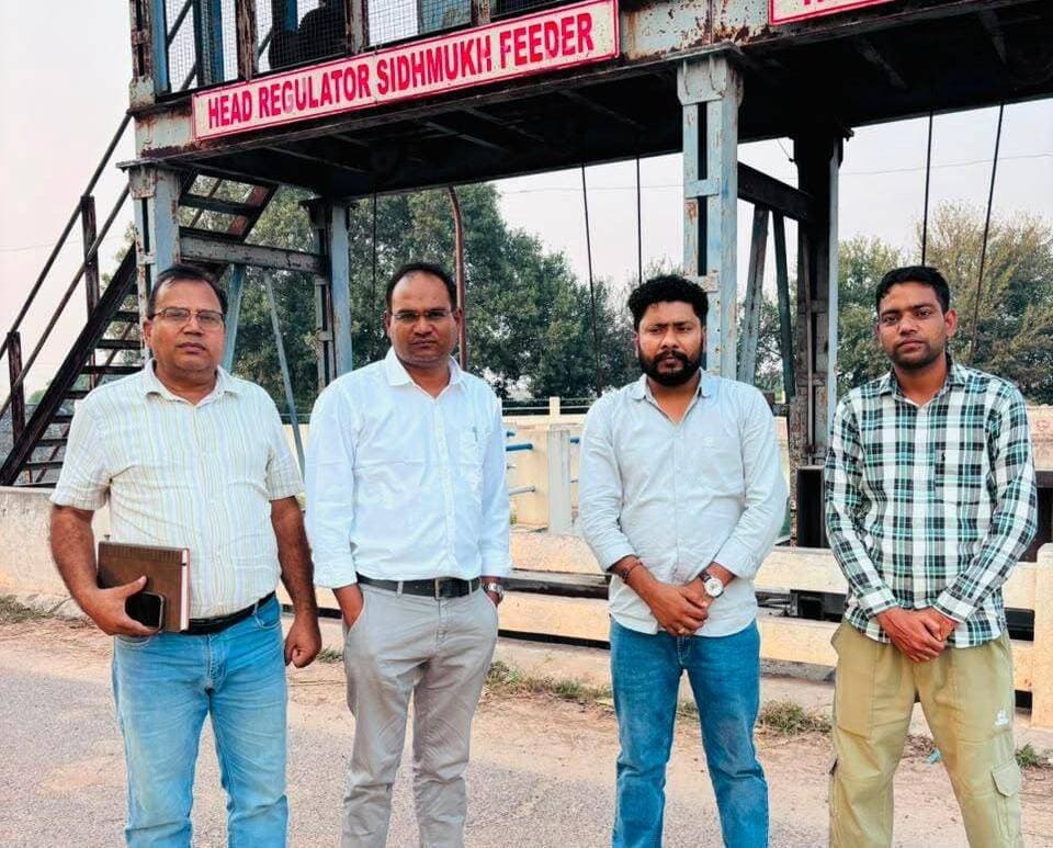 <nis:link nis:type=tag nis:id=सिधमुख_फीडर nis:value=सिधमुख_फीडर nis:enabled=true nis:link/> में पानी की कम आपूर्ति पर राजस्थान के जल संसाधन विभाग ने किया निरीक्षण
संगरिया की आवाज़।
काजल हेड पर गेज में मिली अनियमितता को हरियाणा सिंचाई विभाग से समन्वय कर तत्काल ठीक करवाया गया
<nis:link nis:type=tag nis:id=हनुमानगढ़, nis:value=हनुमानगढ़, nis:enabled=true nis:link/> भादरा क्षेत्र के कॉन्टैक्ट नंबर-5 पर सिंचाई के लिए पानी की कम उपलब्धता को देखते हुए गुरुवार को जल संसाधन वृत्त नोहर के अधीक्षण अभियंता श्री नीरंजन लाल मीना, जल संसाधन खंड भादरा के अधिशासी अभियंता श्री तिलोक चंद टाक एवं सहायक अभियंता श्री दिनेश सिंहमार द्वारा हरियाणा क्षेत्र में स्थित काजल हेड का निरीक्षण किया गया।
निरीक्षण के दौरान काजल हेड पर लगे गेज में अनियमितता पाई गई। इस संबंध में हरियाणा सिंचाई विभाग के अधीक्षण अभियंता एवं अधिशासी अभियंता से तत्काल संपर्क कर गेज की अनियमितता को ठीक करवाया गया। टीम द्वारा काजल हेड पर गेज रजिस्टर की भी जांच की गई तथा सिद्धमुख फीडर नहर के विभिन्न स्थलों पर पानी के प्रवाह की स्थिति का निरीक्षण किया गया। निरीक्षण के दौरान नहर के कुछ हिस्सों में क्षतिग्रस्त स्थिति भी सामने आई, जिसके संबंध में हरियाणा सिंचाई विभाग को अवगत करवाया गया।
अधीक्षण अभियंता श्री नीरंजन लाल मीना ने बताया कि वर्तमान में सिधमुख सिंचाई परियोजना का बी ग्रुप प्रभावी है तथा इसके लिए 350 क्यूसेक पानी की मांग (इंडेंट) भेजी गई है, जबकि हरियाणा सिंचाई विभाग से लगभग 230 क्यूसेक पानी ही प्राप्त हो रहा है। इस कारण निर्धारित मांग की तुलना में कम पानी मिलने से राजस्थान के सिंचित क्षेत्र में जलापूर्ति प्रभावित हो रही है। उन्होंने पानी की कम उपलब्धता पर असंतोष व्यक्त करते हुए निर्धारित मांग के अनुरूप पानी उपलब्ध करवाने की आवश्यकता पर जोर दिया।
अधिशासी अभियंता श्री तिलोक चंद टाक ने बताया कि सिधमुख फीडर में कम पानी मिलने के कारण सिंचाई की आवश्यकताओं की पूर्ति प्रभावित हो रही है तथा पेयजल की आवश्यकता के लिए भी पर्याप्त जल भंडारण नहीं हो पा रहा है। विभाग द्वारा स्थिति की लगातार निगरानी की जा रही है और संबंधित अधिकारियों के साथ समन्वय कर जलापूर्ति में सुधार के प्रयास किए जा रहे हैं।
उन्होंने बताया कि नहरों में पानी की चोरी रोकने के लिए विभाग द्वारा गश्ती दल गठित किए गए हैं। विभागीय अभियंताओं द्वारा सिधमुख फीडर एवं रासलाना वितरिका पर दिन-रात गश्त की जा रही है। नहर से अवैध रूप से पानी लेने वाले कृषकों के विरुद्ध नियमानुसार कार्रवाई करते हुए मुकदमे दर्ज करवाए जाएंगे।
जल संसाधन विभाग की टीम ने स्पष्ट किया कि नहरों में पानी की उपलब्धता, गेज की स्थिति एवं जल प्रवाह की नियमित निगरानी जारी रहेगी, ताकि उपलब्ध पानी का उचित उपयोग सुनिश्चित किया जा सके तथा क्षेत्र के किसानों को राहत मिल सके।
संगरिया की आवाज़
District Collector & Magistrate - Hanumangarh
Government of Rajasthan