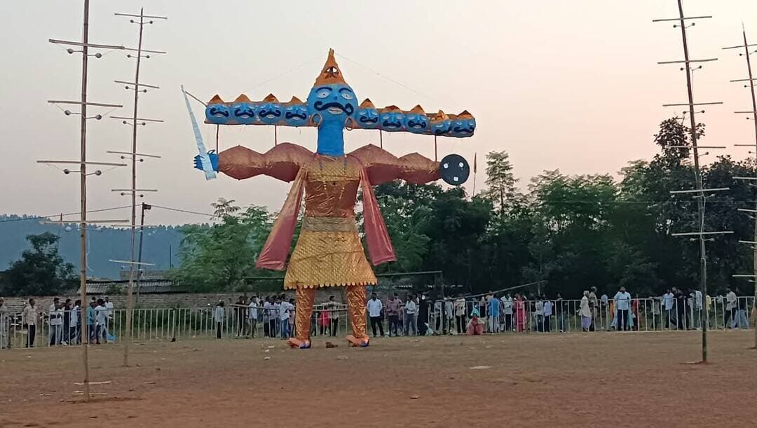 <nis:link nis:type=tag nis:id=jharkhand nis:value=jharkhand nis:enabled=true nis:link/> | <nis:link nis:type=tag nis:id=seraikella_kharsawan nis:value=seraikella_kharsawan nis:enabled=true nis:link/> : рдЪреМрд▓реАрдмрд╛рд╕рд╛ рдореЗрдВ рднрд╡реНрдп рд░рд╛рд╡рдг рджрд╣рди рдХрд╛рд░реНрдпрдХреНрд░рдо, рдЖрддрд┐рд╢рдмрд╛рдЬреА рдХреЗ рдЕрджреНрднреБрдд рдирдЬрд╛рд░реЗ рджреЗрдЦ " рдЬрдп рд╢реНрд░реАрд░рд╛рдо " рдХреЗ рдЬрдпрдШреЛрд╖ рд╕реЗ рдЧреВрдВрдЬрд╛ рдореИрджрд╛рди....
ЁЯУ▓ 9934893057 (wa)
рд╕рд░рд╛рдпрдХреЗрд▓рд╛-рдЦрд░рд╕рд╛рд╡рд╛рдБ, (рдЭрд╛рд░рдЦрдВрдб) | рдЪрд╛рдВрдбрд┐рд▓ : рд╕рд░рд╛рдпрдХреЗрд▓рд╛-рдЦрд░рд╕рд╛рд╡рд╛рдБ рдЬрд┐рд▓реЗ рдХреЗ рдЪреМрдХрд╛ рдерд╛рдирд╛ рдХреНрд╖реЗрддреНрд░ рдЕрдВрддрд░реНрдЧрдд рдЪреМрд▓реАрдмрд╛рд╕рд╛ рдлреБрдЯрдмреЙрд▓ рдореИрджрд╛рди рдореЗрдВ рдЧреБрд░реБрд╡рд╛рд░ рдХреА рд╕рдВрдзреНрдпрд╛ рд╡рд┐рдЬрдпрд╛рджрд╢рдореА рдХреЗ рдкрд╛рд╡рди рдЕрд╡рд╕рд░ рдкрд░ рднрд╡реНрдп рд░рд╛рд╡рдг рджрд╣рди рдХрд╛рд░реНрдпрдХреНрд░рдо рдХрд╛ рдЖрдпреЛрдЬрди рдХрд┐рдпрд╛ рдЧрдпрд╛ред рд╕рд╛рд░реНрд╡рдЬрдирд┐рдХ рд╢реНрд░реА рд╢реНрд░реА рджреБрд░реНрдЧрд╛ рдкреВрдЬрд╛ рдХрдорд┐рдЯреА, рдЪреМрд▓реАрдмрд╛рд╕рд╛ рдХреЗ рддрддреНрд╡рд╛рд╡рдзрд╛рди рдореЗрдВ рдЖрдпреЛрдЬрд┐рдд рдЗрд╕ рдХрд╛рд░реНрдпрдХреНрд░рдо рдореЗрдВ рдЖрд╕рдкрд╛рд╕ рдХреЗ рдХреНрд╖реЗрддреНрд░реЛрдВ рд╕рд╣рд┐рдд рджреВрд░-рджрд░рд╛рдЬ рд╕реЗ рд╣рдЬрд╛рд░реЛрдВ рдХреА рд╕рдВрдЦреНрдпрд╛ рдореЗрдВ рд╢реНрд░рджреНрдзрд╛рд▓реБ рдПрд╡рдВ рджрд░реНрд╢рдХ рд╢рд╛рдорд┐рд▓ рд╣реБрдПред
рд░рд╛рд╡рдг рджрд╣рди рдХреЗ рджреМрд░рд╛рди рдЖрд╕рдорд╛рди рдореЗрдВ рдмрд┐рдЦрд░реА рд░рдВрдЧ-рдмрд┐рд░рдВрдЧреА рдЖрддрд┐рд╢рдмрд╛рдЬреА рдФрд░ рдзрд░рддреА рд╕реЗ рдЖрд╕рдорд╛рди рддрдХ рдЙрдарддреА рд░рдВрдЧреАрди рдЪрд┐рдВрдЧрд╛рд░рд┐рдпреЛрдВ рдиреЗ рдЙрдкрд╕реНрдерд┐рдд рдЬрдирд╕рдореВрд╣ рдХрд╛ рдорди рдореЛрд╣ рд▓рд┐рдпрд╛ред рдЖрддрд┐рд╢рдмрд╛рдЬреА рдХреЗ рдордирдореЛрд╣рдХ рджреГрд╢реНрдпреЛрдВ рд╕реЗ рдкреВрд░рд╛ рд╡рд╛рддрд╛рд╡рд░рдг рдЙрддреНрд╕рд╛рд╣ рдФрд░ рдЙрдордВрдЧ рд╕реЗ рднрд░ рдЙрдард╛ред рдЗрд╕ рджреМрд░рд╛рди рджрд░реНрд╢рдХреЛрдВ рдиреЗ рд╣рд░реНрд╖реЛрд▓реНрд▓рд╛рд╕ рдХреЗ рд╕рд╛рде тАШрдЬрдп рдЬрдп рд╢реНрд░реАрд░рд╛рдотАЩ рдХреЗ рдЬрдпрдШреЛрд╖ рдХрд┐рдП, рдЬрд┐рд╕рд╕реЗ рдкреВрд░рд╛ рдореИрджрд╛рди рднрдХреНрддрд┐рдордп рд╡рд╛рддрд╛рд╡рд░рдг рдореЗрдВ рдЧреВрдВрдЬ рдЙрдард╛ред
рдХрд╛рд░реНрдпрдХреНрд░рдо рдореЗрдВ рдЙрдордбрд╝реА рднрд╛рд░реА рднреАрдбрд╝ рдХреЛ рджреЗрдЦрддреЗ рд╣реБрдП рд╡рд┐рдзрд┐-рд╡реНрдпрд╡рд╕реНрдерд╛ рдмрдирд╛рдП рд░рдЦрдиреЗ рддрдерд╛ рдЖрдпреЛрдЬрди рдХреЛ рд╢рд╛рдВрддрд┐рдкреВрд░реНрдг рдврдВрдЧ рд╕реЗ рд╕рдВрдкрдиреНрди рдХрд░рд╛рдиреЗ рдХреЗ рдЙрджреНрджреЗрд╢реНрдп рд╕реЗ рдкрд░реНрдпрд╛рдкреНрдд рд╕рдВрдЦреНрдпрд╛ рдореЗрдВ рдкреБрд▓рд┐рд╕ рдмрд▓ рдХреА рддреИрдирд╛рддреА рдХреА рдЧрдИ рдереАред рдкреБрд▓рд┐рд╕ рдХреА рдореМрдЬреВрджрдЧреА рдореЗрдВ рдХрд╛рд░реНрдпрдХреНрд░рдо рдХреЛ рд╕реБрд╡реНрдпрд╡рд╕реНрдерд┐рдд рдврдВрдЧ рд╕реЗ рд╕рдВрдЪрд╛рд▓рд┐рдд рдХрд░рдиреЗ рдХреА рд╡реНрдпрд╡рд╕реНрдерд╛ рдХреА рдЧрдИред
рдЧреМрд░рддрд▓рдм рд╣реИ рдХрд┐ рд╕рд╛рд░реНрд╡рдЬрдирд┐рдХ рд╢реНрд░реА рд╢реНрд░реА рджреБрд░реНрдЧрд╛ рдкреВрдЬрд╛ рдХрдорд┐рдЯреА, рдЪреМрд▓реАрдмрд╛рд╕рд╛ рджреНрд╡рд╛рд░рд╛ рдкреНрд░рддреНрдпреЗрдХ рд╡рд░реНрд╖ рджреБрд░реНрдЧрд╛рдкреВрдЬрд╛ рдПрд╡рдВ рджрд╢рд╣рд░рд╛ рдХреЗ рдЕрд╡рд╕рд░ рдкрд░ рдЗрд╕ рднрд╡реНрдп рд░рд╛рд╡рдг рджрд╣рди рдХрд╛рд░реНрдпрдХреНрд░рдо рдХрд╛ рдЖрдпреЛрдЬрди рдХрд┐рдпрд╛ рдЬрд╛рддрд╛ рд╣реИред рдпрд╣ рдЖрдпреЛрдЬрди рдХреНрд╖реЗрддреНрд░ рдореЗрдВ рдзрд╛рд░реНрдорд┐рдХ рдЖрд╕реНрдерд╛, рд╕рд╛рдВрд╕реНрдХреГрддрд┐рдХ рдкрд░рдВрдкрд░рд╛ рдФрд░ рд╕рд╛рдореБрджрд╛рдпрд┐рдХ рд╕рд╣рднрд╛рдЧрд┐рддрд╛ рдХрд╛ рдкреНрд░рддреАрдХ рдмрди рдЪреБрдХрд╛ рд╣реИред
рдЗрд╕ рдЕрд╡рд╕рд░ рдкрд░ рдХрдорд┐рдЯреА рдХреА рдУрд░ рд╕реЗ рдЖрдордВрддреНрд░рд┐рдд рд╡рд┐рднрд┐рдиреНрди рдЬрдирдкреНрд░рддрд┐рдирд┐рдзрд┐ рдПрд╡рдВ рд╕рдорд╛рдЬрд╕реЗрд╡реА рднреА рдЙрдкрд╕реНрдерд┐рдд рд░рд╣реЗред рдЙрдиреНрд╣реЛрдВрдиреЗ рдкрддреНрд░рдХрд╛рд░реЛрдВ рдХреЗ рд╕рдордХреНрд╖ рдЕрдкрдиреЗ рд╡рд┐рдЪрд╛рд░ рд╡реНрдпрдХреНрдд рдХрд░рддреЗ рд╣реБрдП рдЖрдпреЛрдЬрди рдХреА рд╕рд░рд╛рд╣рдирд╛ рдХреА рддрдерд╛ рдЗрд╕ рдкреНрд░рдХрд╛рд░ рдХреЗ рдзрд╛рд░реНрдорд┐рдХ рдПрд╡рдВ рд╕рд╛рдВрд╕реНрдХреГрддрд┐рдХ рдХрд╛рд░реНрдпрдХреНрд░рдореЛрдВ рдХреЛ рд╕рд╛рдорд╛рдЬрд┐рдХ рдПрдХрддрд╛, рдЖрдкрд╕реА рд╕рджреНрднрд╛рд╡ рдФрд░ рдкрд░рдВрдкрд░рд╛рдУрдВ рдХреЗ рд╕рдВрд░рдХреНрд╖рдг рдХреА рджреГрд╖реНрдЯрд┐ рд╕реЗ рдорд╣рддреНрд╡рдкреВрд░реНрдг рдмрддрд╛рдпрд╛ред
рдЪреМрд▓реАрдмрд╛рд╕рд╛ рдлреБрдЯрдмреЙрд▓ рдореИрджрд╛рди рдореЗрдВ рдЖрдпреЛрдЬрд┐рдд рдпрд╣ рднрд╡реНрдп рдХрд╛рд░реНрдпрдХреНрд░рдо рд▓реЛрдЧреЛрдВ рдХреЗ рд▓рд┐рдП рдЖрдХрд░реНрд╖рдг рдХрд╛ рдХреЗрдВрджреНрд░ рд░рд╣рд╛ред рд░рд╛рд╡рдг рджрд╣рди рдХреЗ рдорд╛рдзреНрдпрдо рд╕реЗ рдмреБрд░рд╛рдИ рдкрд░ рдЕрдЪреНрдЫрд╛рдИ рдХреА рд╡рд┐рдЬрдп рдХрд╛ рд╕рдВрджреЗрд╢ рджрд┐рдпрд╛ рдЧрдпрд╛ред рдкреВрд░реЗ рдЖрдпреЛрдЬрди рдиреЗ рдзрд╛рд░реНрдорд┐рдХ рдЙрддреНрд╕рд╛рд╣, рд╕рд╛рдорд╛рдЬрд┐рдХ рдПрдХрдЬреБрдЯрддрд╛ рдФрд░ рд╕рд╛рдВрд╕реНрдХреГрддрд┐рдХ рд╡рд┐рд░рд╛рд╕рдд рдХреЗ рдкреНрд░рддрд┐ рд▓реЛрдЧреЛрдВ рдХреА рдЖрд╕реНрдерд╛ рдХреЛ рдПрдХ рдмрд╛рд░ рдлрд┐рд░ рдкреНрд░рджрд░реНрд╢рд┐рдд рдХрд┐рдпрд╛ред
<nis:link nis:type=tag nis:id=chandilnews nis:value=chandilnews nis:enabled=true nis:link/> <nis:link nis:type=tag nis:id=viralnews nis:value=viralnews nis:enabled=true nis:link/> <nis:link nis:type=tag nis:id=nonfollowers nis:value=nonfollowers nis:enabled=true nis:link/> <nis:link nis:type=tag nis:id=foryoupageviral nis:value=foryoupageviral nis:enabled=true nis:link/>