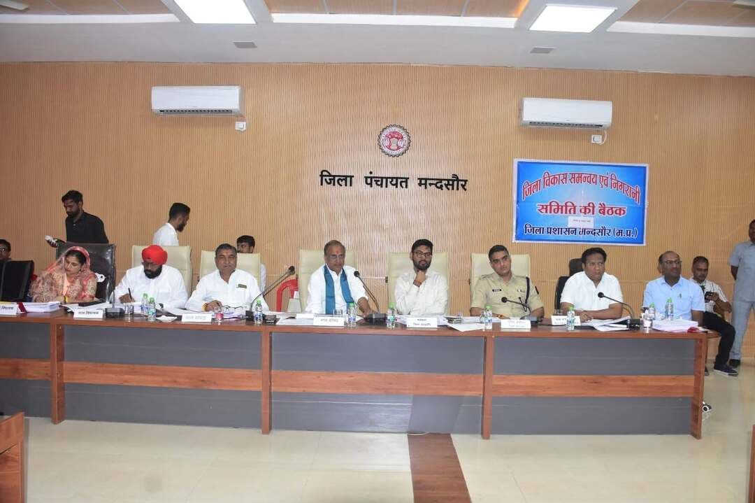 विकास एवं निर्माण कार्यों में गड़बड़ी बर्दाश्त नहीं की जाएगी सांसद श्री गुप्ता
दिशा समिति की बैठक संपन्न
जिले में सभी अधिकारी शासन की मंशा अनुसार गंभीरता से जनहित में कार्य करें। विकास और निर्माण कार्य में कोई भी गड़बड़ी बर्दाश्त नहीं की जाएगी। उक्त निर्देश सांसद श्री सुधीर गुप्ता ने जिला विकास समन्वय एवं निगरानी समिति दिशा की बैठक में अधिकारियों को दिए। बैठक में जिला पंचायत अध्यक्ष श्रीमती दुर्गा विजय पाटीदार, उपाध्यक्ष डॉ. मनुप्रिया विनित यादव, विधायक श्री चंदरसिंह सिसोदिया, विधायक श्री हरदीप सिंह डंग, जिला योजना समिति श्री राजेश दीक्षित, कलेक्टर श्री दिव्यांक सिंह, पुलिस अधीक्षक श्री विनोद कुमार मीना, डीएफओ श्री संजय रायखेड़े, जिला समिति के सदस्य तथा जिला स्तरीय अधिकारी उपस्थित थे।
#Mandsaur
#मंदसौर