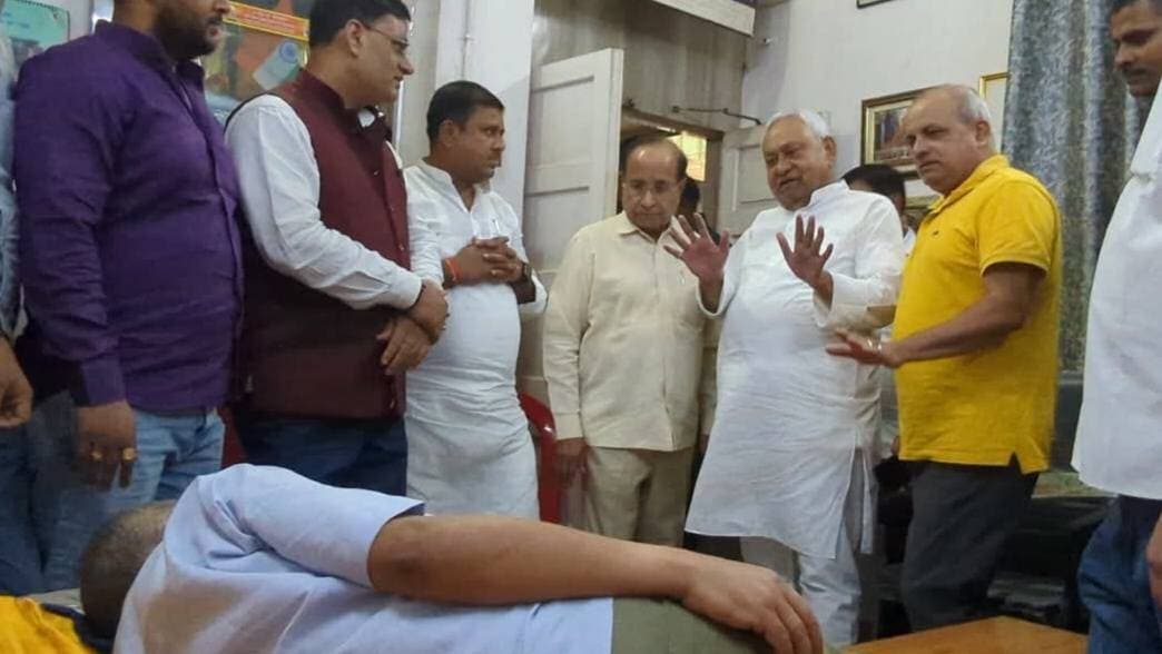 मतदान से पहले जदयू प्रत्याशी नीरज कुमार से मिले पूर्व मुख्यमंत्री नीतीश कुमार, जाना स्वास्थ्य का हाल ।
बिहार की सियासत से इस वक्त की बड़ी खबर सामने आ रही है। विधान परिषद की आठ सीटों पर होने वाले चुनाव को लेकर प्रचार थम चुका है। इसी बीच पूर्व मुख्यमंत्री नीतीश कुमार ने जदयू प्रत्याशी नीरज कुमार से मुलाकात कर उनके स्वास्थ्य का हाल जाना। इस मुलाकात को लेकर राजनीतिक गलियारों में चर्चा तेज है।
बिहार में विधान परिषद की आठ सीटों पर चुनाव को लेकर सियासी सरगर्मी के बीच अब मतदान की तैयारी पूरी हो चुकी है। चुनाव प्रचार समाप्त होने के बाद सभी प्रत्याशियों की नजरें मतदान पर टिकी हैं।
इसी बीच, मतदान से एक दिन पहले गुरुवार को पूर्व मुख्यमंत्री नीतीश कुमार जदयू प्रत्याशी नीरज कुमार से मिलने पहुंचे। बताया गया है कि नीतीश कुमार ने नीरज कुमार के स्वास्थ्य की जानकारी ली और उनसे मुलाकात की। यह मुलाकात करीब पांच से सात मिनट तक चली।
गौरतलब है कि नीरज कुमार बुधवार को अस्पताल से डिस्चार्ज होकर घर लौटे थे। उनके स्वास्थ्य को लेकर समर्थकों और पार्टी के लोगों की नजर बनी हुई है।
वहीं, चुनावी कार्यक्रम के अनुसार मतदान शुक्रवार सुबह आठ बजे से शाम चार बजे तक होना है। इस चुनाव में करीब 5.33 लाख मतदाताओं के लिए 933 मतदान केंद्र बनाए गए हैं। चुनाव मैदान में कुल 150 उम्मीदवार अपनी किस्मत आजमा रहे हैं।
अब देखना होगा कि मतदान के बाद किस प्रत्याशी के पक्ष में मतदाताओं का समर्थन सामने आता है और चुनावी नतीजे बिहार की राजनीति में क्या संदेश देते हैं।
नवादा जिले की हर छोटी बड़ी खबर के लिए देखते रहिए Ppn News Hub Nawada Bihar