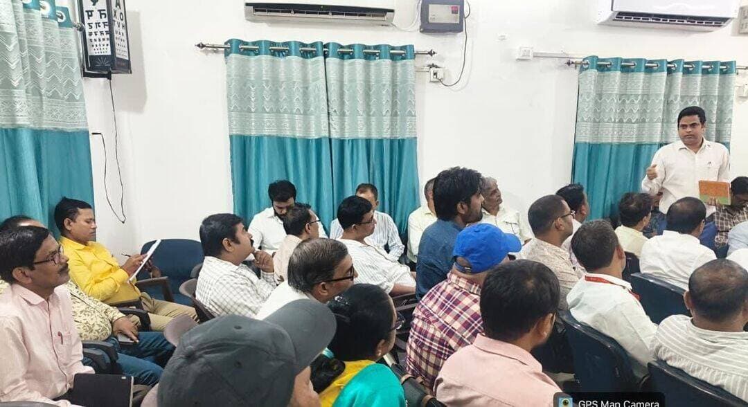 सड़क दुर्घटना में घायलों को मिलेगा डेढ़ लाख रुपये तक का कैशलेस उपचार, जिले के 7 निजी अस्पताल सूचीबद्ध।
सिविल सर्जन कार्यालय, नवादा में आयोजित सभी प्रखंडों के प्रभारी चिकित्सा पदाधिकारियों की बैठक में जिला परिवहन पदाधिकारी, नवादा श्री रंजीत कुमार ने प्रधानमंत्री राहत योजना के अंतर्गत सड़क दुर्घटना में घायल व्यक्तियों को कैशलेस उपचार की सुविधा उपलब्ध कराने की जानकारी दी। उन्होंने बताया कि मोटर वाहन से हुई सड़क दुर्घटना में घायल व्यक्ति को योजना के तहत सूचीबद्ध निजी अस्पतालों में दुर्घटना की तिथि से सात दिनों की अवधि तक अधिकतम डेढ़ लाख रुपये तक का कैशलेस उपचार उपलब्ध कराया जाएगा। इसके लिए घायल व्यक्ति को अग्रिम भुगतान करने की आवश्यकता नहीं होगी।
जिला परिवहन पदाधिकारी ने बताया कि जिले के सभी सरकारी अस्पतालों के साथ-साथ सात सूचीबद्ध निजी अस्पतालों में भी घायलों के उपचार की सुविधा उपलब्ध है। योजना का मुख्य उद्देश्य सड़क दुर्घटना में घायल व्यक्तियों को त्वरित चिकित्सा सुविधा उपलब्ध कराना है, ताकि आर्थिक अभाव के कारण किसी भी घायल व्यक्ति के उपचार में देरी न हो।
*ऐसे मिलेगी कैशलेस उपचार की सुविधा*
सड़क दुर्घटना होने पर तत्काल 112 नंबर पर सूचना देकर घायल व्यक्ति को नजदीकी सूचीबद्ध अस्पताल पहुंचाना होगा। अस्पताल में घायल को भर्ती कर तत्काल उपचार शुरू किया जाएगा तथा टीएमएस 2.0 पोर्टल पर ट्रीटमेंट आईडी बनाई जाएगी। दुर्घटना से संबंधित जानकारी पुलिस के ई-डीएआर सिस्टम को भी भेजी जाएगी। इसके बाद पुलिस अधिकारी दुर्घटना, दुर्घटना में मोटर वाहन की संलिप्तता तथा पीड़ित की पहचान का सत्यापन करेंगे। निर्धारित प्रक्रिया पूरी होने के बाद योजना के तहत कैशलेस उपचार की सुविधा उपलब्ध कराई जाएगी।
जिले के सूचीबद्ध निजी अस्पतालों की सूची
1. मनोहर मेमोरियल हॉस्पिटल
पता: संगत रोड, रजौली
संपर्क नंबर: 9934690900
2. अभिनव आई केयर सेंटर
पता: स्टेडियम के दक्षिणी गेट संख्या-4 के सामने, नवादा
संपर्क नंबर: 7717706096
3. नेत्र निदान आई हॉस्पिटल
पता: इंटर हाई स्कूल, कन्हाई के पास, नवादा
संपर्क नंबर: 9308806129
4. मेट्रो हॉस्पिटल
पता: पार नवादा, नवादा-गया रोड, नवादा
संपर्क नंबर: 9835066950
5. मेडिकेयर गायनी एवं स्टोन हॉस्पिटल
पता: हॉस्पिटल रोड, सिन्हा भवन, नवादा
संपर्क नंबर: 7992322475
6. धर्मशिला देवी हॉस्पिटल
पता: आईटीआई के पास, केंदुआ, पटना बाईपास, नवादा
संपर्क नंबर: 8809732200
7. आदित्य आई हॉस्पिटल
पता: नवीनगर, वार्ड संख्या-14, हरिश्चंद्र स्टेडियम के पास, गोदापुर, नवादा
संपर्क नंबर: 8789332250
नवादा से राकेश कुमार चन्दन की रिपोर्ट !