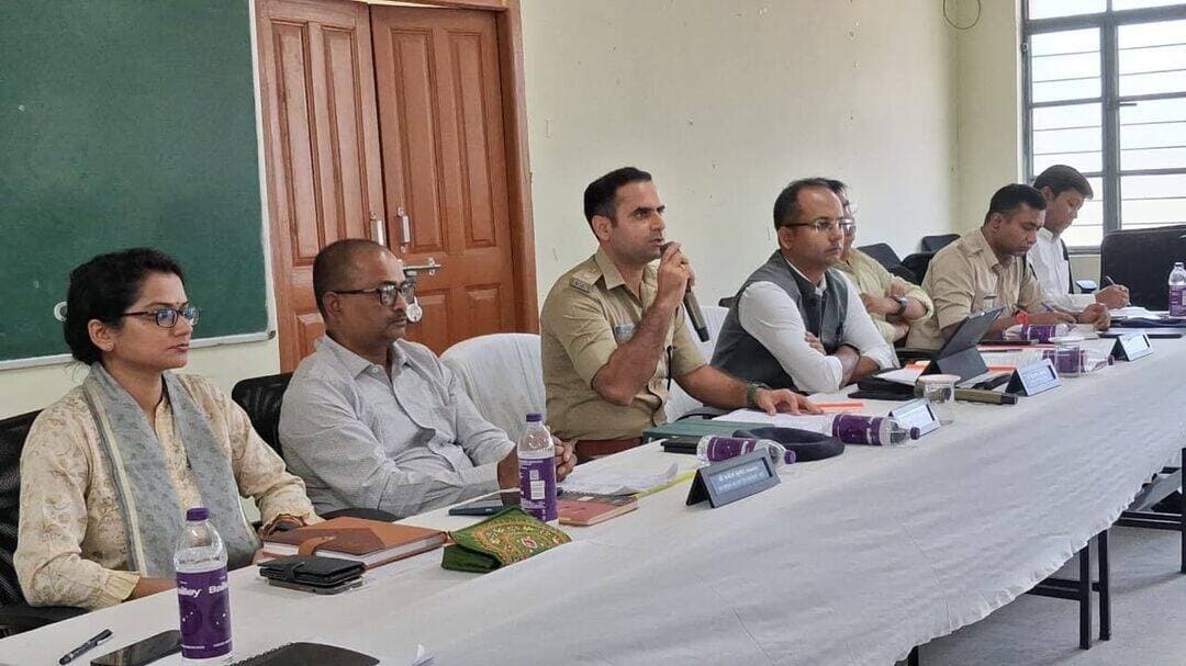 बिहार विधान परिषद के पटना स्नातक एवं शिक्षक निर्वाचन-2026 को लेकर जिला निर्वाचन पदाधिकारी एवं पुलिस अधीक्षक ने की ब्रीफिंग, बज्रगृह का किया निरीक्षण।
आज दिनांक 22 अक्टूबर 2026 को बिहार विधान परिषद के पटना स्नातक एवं शिक्षक निर्वाचन-2026 के निष्पक्ष, शांतिपूर्ण एवं सफल संचालन को लेकर जिला निर्वाचन पदाधिकारी-सह-जिला पदाधिकारी, नवादा श्री रवि प्रकाश एवं पुलिस अधीक्षक, नवादा श्री अभिनव धीमान ने संयुक्त रूप से सभी प्रतिनियुक्त पीठासीन पदाधिकारियों एवं पुलिस पदाधिकारियों की ब्रीफिंग की। इस दौरान निर्वाचन प्रक्रिया को निष्पक्ष, पारदर्शी एवं सुव्यवस्थित ढंग से संपन्न कराने हेतु आवश्यक दिशा-निर्देश दिए गए।
जिला निर्वाचन पदाधिकारी ने बताया कि दिनांक 23 अक्टूबर 2026 को नवादा जिले के निर्धारित मतदान केंद्रों पर प्रातः 08:00 बजे से अपराह्न 04:00 बजे तक मतदान कराया जाएगा। उन्होंने निर्देश दिया कि पटना स्नातक निर्वाचन क्षेत्र एवं पटना शिक्षक निर्वाचन क्षेत्र के मतदान केंद्रों के साइनेज अलग-अलग एवं स्पष्ट रूप से लगाए जाएं, ताकि मतदाताओं को अपने संबंधित मतदान केंद्र की पहचान करने में किसी प्रकार की परेशानी न हो।
उन्होंने सभी पीठासीन पदाधिकारियों को निर्देश दिया कि मतपत्रों को निर्धारित नियमों के अनुसार मोड़ना सुनिश्चित करें। जिस मतपत्र पर क्रमांक संख्या मुद्रित नहीं हो, उसे किसी भी परिस्थिति में मतदाता को जारी नहीं किया जाए। उन्होंने सभी संबंधित पदाधिकारियों को भारत निर्वाचन आयोग के दिशा-निर्देशों का अक्षरशः अनुपालन सुनिश्चित करने का निर्देश दिया।
उप निर्वाचन पदाधिकारी ने बताया कि नवादा जिले में पटना स्नातक निर्वाचन क्षेत्र के लिए कुल 17 मतदान केंद्र बनाए गए हैं, जहां कुल 15,829 मतदाता अपने मताधिकार का प्रयोग करेंगे। वहीं, पटना शिक्षक निर्वाचन क्षेत्र के लिए जिले में कुल 14 मतदान केंद्र निर्धारित किए गए हैं, जहां कुल 1,749 मतदाता मतदान करेंगे।
निर्वाचन से संबंधित सूचनाओं के आदान-प्रदान एवं शिकायतों के त्वरित निष्पादन के लिए समाहरणालय, नवादा के सभाकक्ष में नियंत्रण कक्ष स्थापित किया गया है। नियंत्रण कक्ष का दूरभाष नंबर 06324-299948 है। निर्वाचन से संबंधित सूचनाएं एवं शिकायतें इस नंबर पर दर्ज कराई जा सकती हैं।
पुलिस अधीक्षक ने बताया कि निर्वाचन के दौरान विधि-व्यवस्था बनाए रखने के लिए व्यापक सुरक्षा व्यवस्था की गई है। भीड़-भाड़ वाले क्षेत्रों में विशेष निगरानी रखी जाएगी तथा सभी मतदान केंद्रों पर आवश्यकतानुसार पुलिस बल की प्रतिनियुक्ति की गई है। मतदान केंद्रों पर सुरक्षा व्यवस्था के साथ-साथ अग्निशमन दल की उपलब्धता एवं आवश्यकतानुसार वाहनों की व्यवस्था भी सुनिश्चित की गई है। सभी मतदान केंद्रों पर सीसीटीवी कैमरों के माध्यम से निगरानी की व्यवस्था की जाएगी तथा असामाजिक तत्वों की गतिविधियों पर कड़ी नजर रखी जाएगी। उन्होंने प्रतिनियुक्त पुलिस पदाधिकारियों एवं कर्मियों को निर्धारित समय पर अपने कर्तव्यों का निर्वहन करने तथा निर्वाचन से संबंधित सूचनाओं एवं शिकायतों पर त्वरित कार्रवाई सुनिश्चित करने का निर्देश दिया।
ब्रीफिंग के उपरांत जिला निर्वाचन पदाधिकारी एवं पुलिस अधीक्षक ने महिला औद्योगिक प्रशिक्षण संस्थान (आईटीआई), नवादा स्थित पोल्ड मतपेटिका संग्रहण केंद्र (बज्रगृह) का निरीक्षण किया। इस दौरान उन्होंने निर्वाचन सामग्री के समुचित प्रबंधन, रखरखाव एवं सुरक्षा व्यवस्था की समीक्षा की तथा संबंधित सामग्री कोषांग के पदाधिकारियों को आवश्यक दिशा-निर्देश दिए।
बैठक में उप विकास आयुक्त, नवादा; अपर समाहर्त्ता, नवादा; अनुमंडल पदाधिकारी, नवादा सदर; गोपनीय शाखा प्रभारी; स्थापना प्रभारी; अनुमंडल पुलिस पदाधिकारी, नवादा सदर सहित अन्य संबंधित पदाधिकारी एवं कर्मी उपस्थित थे।
नवादा से राकेश कुमार चन्दन की रिपोर्ट !