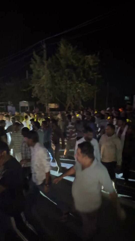 निसिंग पुलिस और ड्यूटी मजिस्ट्रेट मौके पर। लोगों ने की सड़क जाम