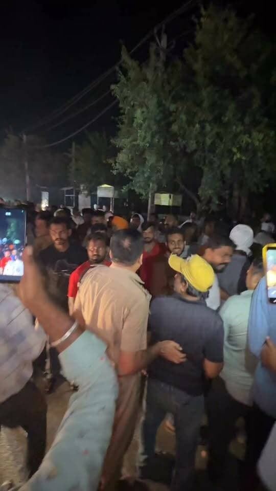 पब्लिक परेशान होकर पावर हाउस का घेराव करने पहुंचे बच्चे महिला बुजुर्गों की हालत हुई खराब। निसिंग पुलिस और ड्यूटी मजिस्ट्रेट मौके पर। लोगों ने की सड़क जाम