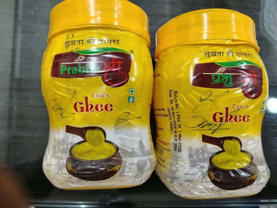 #नीमच जिले में उमंग, श्री सरस और प्रभु श्री ब्रांड के घी की बिक्री प्रतिबंधित
जांच में घी के आठ नमूने असुरक्षित पाए गए, जनस्वास्थ्य के हित में खाद्य सुरक्षा विभाग की कार्रवाई
जिले में खाद्य पदार्थों की गुणवत्ता सुनिश्चित करने और आमजन के स्वास्थ्य की सुरक्षा के लिए कलेक्टर श्री हिमांशु चंद्रा के निर्देशन में खाद्य सुरक्षा विभाग द्वारा लगातार निरीक्षण एवं जांच की कार्रवाई की जा रही है। इसी क्रम में जांच के दौरान उमंग ब्रांड के घी के तीन, श्री सरस ब्रांड के चार तथा प्रभु श्री ब्रांड के एक नमूने सहित कुल आठ नमूने खाद्य विश्लेषक द्वारा असुरक्षित घोषित किए गए हैं।
खाद्य विश्लेषक की जांच रिपोर्ट के आधार पर अभिहित अधिकारी एवं मुख्य चिकित्सा एवं स्वास्थ्य अधिकारी डॉ. दिनेश प्रसाद ने खाद्य सुरक्षा एवं मानक अधिनियम, 2006 की धारा 36(3)(b) सहपठित धारा 18(1)(g) के अंतर्गत प्रदत्त शक्तियों का प्रयोग करते हुए इन तीनों ब्रांड के संबंधित घी की बिक्री पर संपूर्ण राजस्व जिला नीमच में तत्काल प्रभाव से प्रतिबंध लगा दिया है।
तीन प्रतिष्ठानों से लिए गए थे नमूने
1. उमंग ब्रांड घी
दिनांक 11 अगस्त 2026 को खाद्य सुरक्षा विभाग की टीम ने नीमच स्थित अर्पित एजेंसी, शांतिनाथ कॉम्प्लेक्स, वीर पार्क रोड का निरीक्षण किया था। इस दौरान उमंग ब्रांड के दानेदार शुद्ध घी के 900 एमएल, 450 एमएल और 180 एमएल पैक के नमूने जांच के लिए लिए गए थे। खाद्य विश्लेषक की रिपोर्ट में तीनों नमूने असुरक्षित पाए गए।
2. श्री सरस ब्रांड घी
दिनांक 13 अगस्त 2026 को खाद्य सुरक्षा टीम ने सागर सेल्स एजेंसी, बंगला नंबर 46, सीआरपीएफ रोड, नीमच का निरीक्षण किया था। इस दौरान श्री सरस ब्रांड के 200 एमएल, 900 एमएल, 5 लीटर और 15 किलोग्राम पैक के नमूने लिए गए थे। जांच रिपोर्ट में चारों नमूने असुरक्षित घोषित किए गए।
3. प्रभु श्री ब्रांड घी
दिनांक 29 जुलाई 2026 को खाद्य सुरक्षा टीम ने श्री जोगमाया सेल्स, वार्ड नंबर 1, शासकीय स्कूल के पास, रावन रुण्डी, नीमच का निरीक्षण किया था। इस दौरान प्रभु श्री काउज घी के 500 एमएल पैक का नमूना जांच के लिए लिया गया था। खाद्य विश्लेषक ने इसे भी असुरक्षित घोषित किया है।
जनस्वास्थ्य की सुरक्षा के लिए प्रतिबंधात्मक कार्रवाई
खाद्य विश्लेषक की रिपोर्ट के आधार पर संबंधित ब्रांड के घी की बिक्री पर जिले में प्रतिबंध लगाया गया है। खाद्य सुरक्षा विभाग द्वारा खाद्य पदार्थों की गुणवत्ता सुनिश्चित करने के लिए नियमानुसार कार्रवाई की जा रही है।
जिले में आमजन को सुरक्षित एवं गुणवत्तापूर्ण खाद्य पदार्थ उपलब्ध कराने के उद्देश्य से खाद्य प्रतिष्ठानों का निरीक्षण, नमूना संग्रहण और जांच की कार्रवाई निरंतर जारी रहेगी।
#neemuch