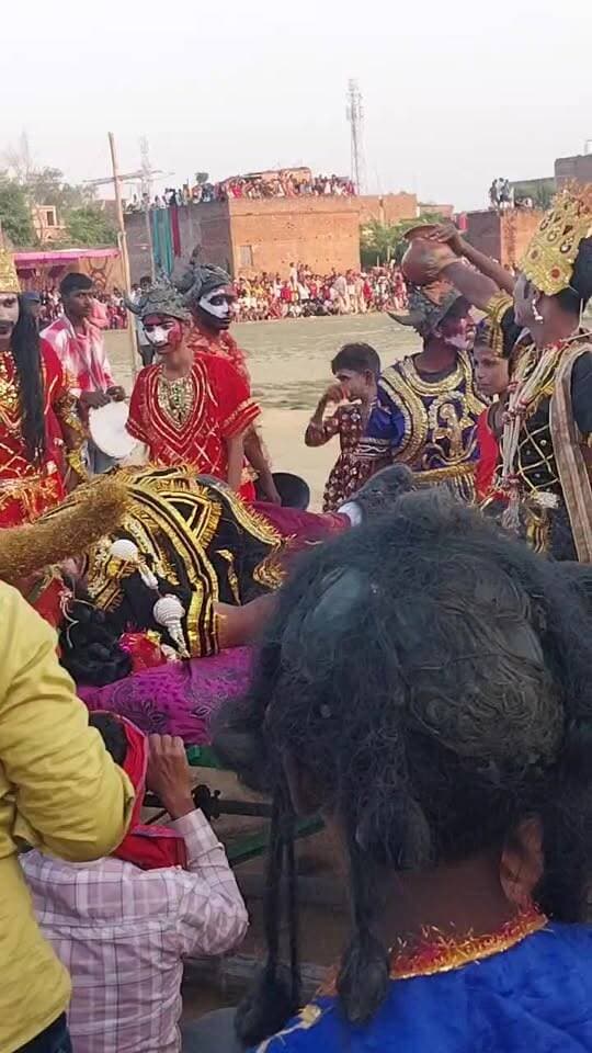 इटाढ़ी हाईस्कूल के खेल मैदान में बाल विद्यार्थी समाज द्वारा विजय दशमी पर युद्ध के लिए रावण ने कुम्भकर्ण को जगाने का दृश्य।