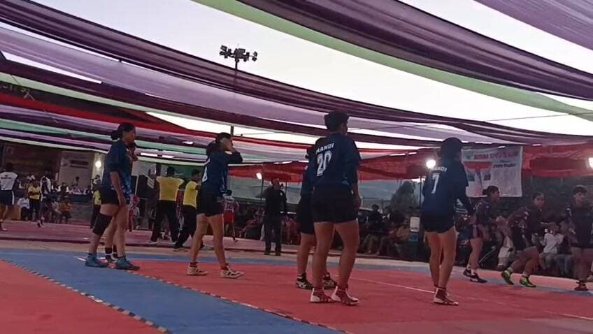 राज्यस्तरीय कबड्डी प्रतियोगिता: मंडी की बेटियों ने साईं होस्टल धर्मशाला को दी मात
पांच-पांच रेडों के रोमांचक मुकाबले में तीन अंकों से दर्ज की जीत, मंडी के लड़कों को शिमला ने हराया
ठोडो ग्राउंड सोलन में आयोजित राज्यस्तरीय जूनियर कबड्डी प्रतियोगिता के पहले दिन मंडी जिला की लड़कियों की टीम ने शानदार प्रदर्शन करते हुए साईं होस्टल धर्मशाला की टीम को कड़े मुकाबले में तीन अंकों से पराजित किया। निर्धारित समय तक दोनों टीमों के अंक बराबर रहने के बाद मुकाबला पांच-पांच रेडों तक पहुंचा, जिसमें मंडी की बेटियों ने बाजी मार ली।
मंडी जिला के कबड्डी कोच मोलक राम ने जानकारी देते हुए बताया कि मंडी जिला और साईं होस्टल धर्मशाला के बीच बेहद रोमांचक मुकाबला हुआ। निर्धारित समय तक दोनों टीमें बराबरी पर रहीं। इसके बाद पांच-पांच रेडों के आधार पर मुकाबले का फैसला हुआ, जिसमें मंडी जिला की टीम ने तीन अंकों से जीत हासिल की।
वहीं, टीम मैनेजर निर्मल राणा ने कहा कि साईं होस्टल धर्मशाला जैसी मजबूत टीम को हराना मंडी जिला की लड़कियों के लिए बड़ी उपलब्धि है। उन्होंने विश्वास जताया कि टीम आगामी मुकाबलों में भी इसी जज्बे और प्रदर्शन के साथ मैदान में उतरेगी तथा जीत का सिलसिला जारी रखने का प्रयास करेगी।
दूसरी ओर, प्रतियोगिता के पहले दिन मंडी जिला के लड़कों की टीम को शिमला जिला की टीम के हाथों हार का सामना करना पड़ा। टीम मैनेजर देशराज ने बताया कि मंडी के खिलाड़ियों ने मुकाबले में कड़ा संघर्ष किया, लेकिन अंत में टीम को हार का मुंह देखना पड़ा। उन्होंने उम्मीद जताई कि खिलाड़ी आगामी मुकाबलों में बेहतर प्रदर्शन करेंगे।
जिला कबड्डी एसोसिएशन के प्रधान श्यामलाल ठाकुर, सचिव नेत्र सिंह ठाकुर तथा एसोसिएशन के अन्य पदाधिकारियों ने मंडी जिला की लड़कियों की टीम को शानदार जीत पर बधाई दी। उन्होंने खिलाड़ियों का उत्साहवर्धन करते हुए उम्मीद जताई कि मंडी की टीमें आगामी मुकाबलों में भी बेहतर प्रदर्शन कर जिले का नाम रोशन करेंगी...रिपोर्टर: देशराज ठाकुर