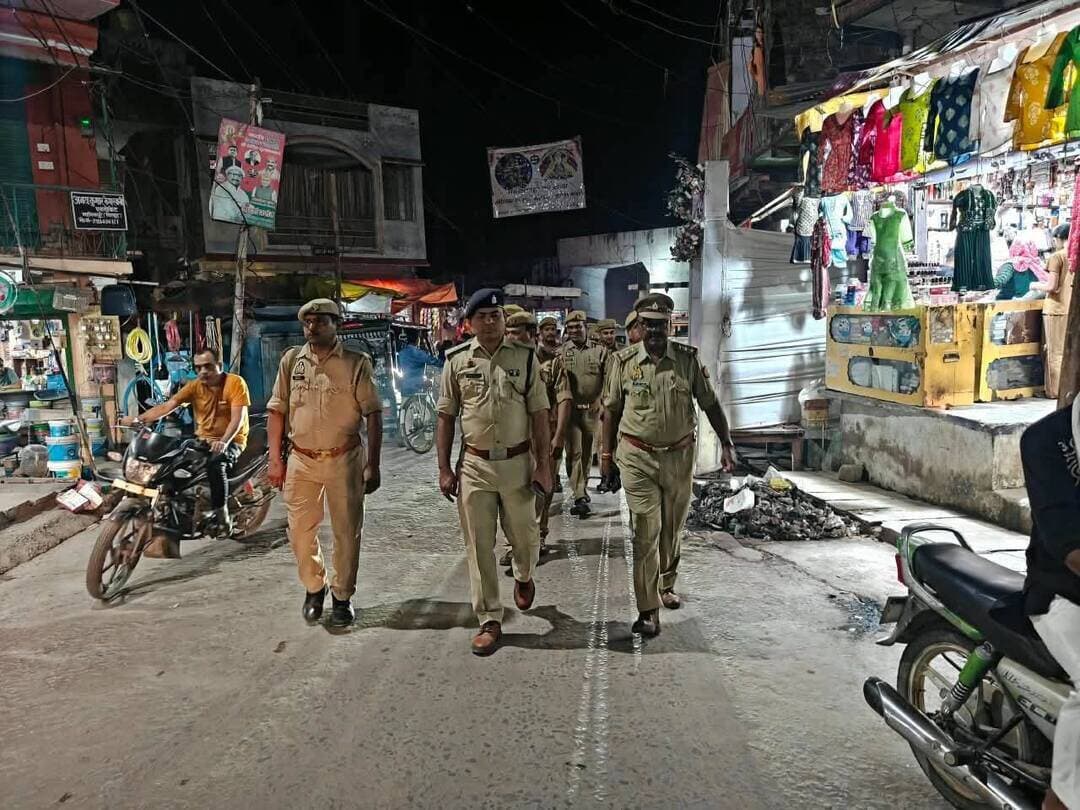 चित्रकूट: एमएलसी चुनाव को लेकर मानिकपुर में पुलिस का निरीक्षण, ASP ने की पैदल गश्त
चित्रकूट, 22 अक्टूबर 2026। उत्तर प्रदेश विधान परिषद के इलाहाबाद-झांसी खंड स्नातक निर्वाचन-2026 को शांतिपूर्ण, निष्पक्ष एवं सकुशल संपन्न कराने के लिए चित्रकूट पुलिस अलर्ट मोड पर है। इसी क्रम में गुरुवार को अपर पुलिस अधीक्षक पीयूषकांत राय ने मानिकपुर थाना क्षेत्र के मतदान केंद्रों का निरीक्षण कर सुरक्षा व्यवस्थाओं का जायजा लिया।
निरीक्षण के दौरान अपर पुलिस अधीक्षक ने मतदान केंद्रों पर तैनात पुलिस बल को चेक किया और ड्यूटी के संबंध में आवश्यक दिशा-निर्देश दिए। उन्होंने मतदान केंद्रों के 100 मीटर के दायरे में चुनाव प्रचार सामग्री, अवांछनीय भीड़ और संदिग्ध व्यक्तियों पर विशेष निगरानी रखने के निर्देश दिए। इसके साथ ही पीठासीन अधिकारियों से बातचीत कर मतदान प्रक्रिया की जानकारी ली तथा मतपेटिकाओं की सुरक्षा व्यवस्था का निरीक्षण किया।
मतदान केंद्रों पर बैरिकेडिंग, पेयजल और छाया जैसी मूलभूत सुविधाओं की व्यवस्था भी देखी गई, ताकि मतदान के दौरान किसी प्रकार की असुविधा न हो।
इसके बाद अपर पुलिस अधीक्षक ने पुलिस बल के साथ कस्बा मानिकपुर में पैदल गश्त की। इस दौरान उन्होंने आमजन से संवाद कर भयमुक्त होकर मतदान करने की अपील की। साथ ही लोगों को अफवाहों पर ध्यान न देने और शांति व्यवस्था बनाए रखने में सहयोग करने के लिए प्रेरित किया। पुलिस ने संदिग्ध व्यक्तियों एवं वाहनों की चेकिंग भी की।
अपर पुलिस अधीक्षक ने क्षेत्राधिकारी मऊ और प्रभारी निरीक्षक मानिकपुर को लगातार क्षेत्र में भ्रमणशील रहने, सतर्कता बनाए रखने तथा आदर्श आचार संहिता का शत-प्रतिशत पालन सुनिश्चित कराने के निर्देश दिए। पुलिस प्रशासन ने चुनाव के दौरान शांति एवं सुरक्षा व्यवस्था बनाए रखने की प्रतिबद्धता जताई।