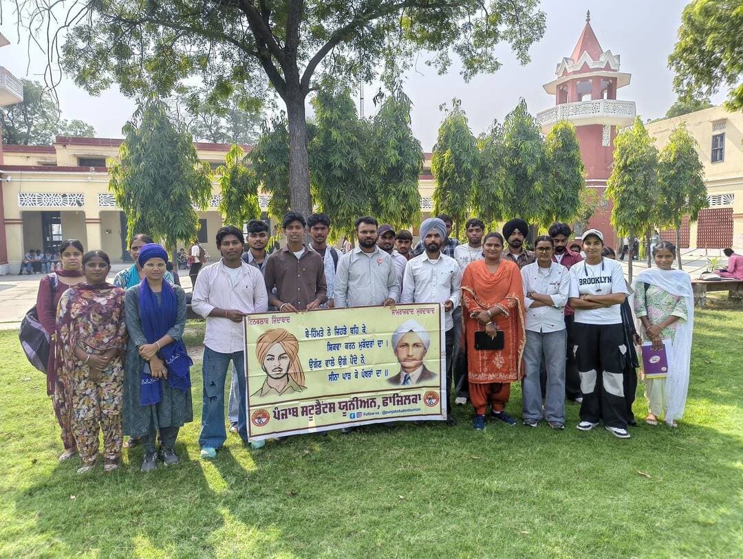 ਪੰਜਾਬ ਸਟੂਡੈਂਟਸ ਯੂਨੀਅਨ ਵੱਲੋਂ 19 ਮੈਂਬਰੀ ਕਾਲਜ ਕਮੇਟੀ ਦੀ ਚੋਣ
ਦਿਲਕਰਨ ਰਤਨਪੁਰਾ ਕਮੇਟੀ ਦੇ ਪ੍ਰਧਾਨ ਅਤੇ ਪ੍ਰਵੀਨ ਝੋਕ ਕਮੇਟੀ ਦੇ ਸਕੱਤਰ ਚੁਣੇ ਗਏ
ਫਾਸ਼ੀਵਾਦੀ ਸਰਕਾਰ ਖ਼ਿਲਾਫ਼ ਡਟ ਕੇ ਸੰਘਰਸ਼ ਕਰਨਾ ਅਤੇ ਜੱਥੇਬੰਦ ਹੋਣਾ ਸਮੇਂ ਦੀ ਮੁੱਖ ਲੋੜ:- ਪੀ ਐਸ ਯੂ
ਫਾਜ਼ਿਲਕਾ ਸਮਾਚਾਰ/ਸੋਨੂੰ ਵਰਮਾ,22 ਅਕਤੂਬਰ(ਫਾਜ਼ਿਲਕਾ): ਪੰਜਾਬ ਸਟੂਡੈਂਟਸ ਯੂਨੀਅਨ ਵੱਲੋਂ ਐਮ ਆਰ ਸਰਕਾਰੀ ਕਾਲਜ ਫਾਜ਼ਿਲਕਾ ਦੀ 19 ਮੈਂਬਰੀ ਕਾਲਜ ਕਮੇਟੀ ਦੀ ਚੋਣ ਕੀਤੀ ਗਈ। ਇਸ ਮੌਕੇ ਪੰਜਾਬ ਸਟੂਡੈਂਟਸ ਯੂਨੀਅਨ ਦੇ ਸ਼ਾਨਾਮੱਤੇ ਇਤਿਹਾਸ ਤੋਂ ਵਿਦਿਆਰਥੀਆਂ ਨੂੰ ਜਾਣੂ ਕਵਾਉਂਦਿਆਂ ਵਿਦਿਆਰਥੀਆਂ ਤੇ ਨੌਜਵਾਨਾਂ ਦੇ ਭਵਿੱਖੀ ਕਾਰਜ ਅਤੇ ਜੱਥੇਬੰਦ ਹੋਣ ਦੀ ਮਹਤੱਤਾ ਵਿੱਸ਼ੇ ਉਪੱਰ ਗੱਲਬਾਤ ਕੀਤੀ ਗਈ।
ਇਸ ਮੌਕੇ ਪੰਜਾਬ ਸਟੂਡੈਂਟਸ ਯੂਨੀਅਨ ਦੇ ਸੂਬਾ ਜਨਰਲ ਸਕੱਤਰ ਧੀਰਜ ਫਾਜ਼ਿਲਕਾ ਅਤੇ ਜ਼ਿਲ੍ਹਾ ਪ੍ਰਧਾਨ ਮਮਤਾ ਲਾਧੂਕਾ ਨੇ ਕਿਹਾ ਕਿ ਅੱਜ ਦੇਸ਼ ਵਿੱਚ ਭਾਜਪਾ ਸਰਕਾਰ ਲੋਕਾਂ ਦੇ ਬੋਲਣ ਦੀ ਆਜ਼ਾਦੀ ਨੂੰ ਖ਼ਤਮ ਕਰਨ ਲੱਗੀ ਹੋਈ ਹੈ ਅਤੇ ਆਪਣੇ ਖਿਲਾਫ਼ ਖੜੀ ਹੋਣ ਵਾਲੀ ਹਰ ਆਵਾਜ਼ ਨੂੰ ਦਬਾਉਣ ਲੱਗੀ ਹੋਈ ਹੈ ਅਤੇ ਦੇਸ਼ ਵਿੱਚ ਅਣ ਐਲਾਨੀ ਐਮਰਜੰਸੀ ਲਗਾਈ ਹੋਈ ਹੈ। ਅਜਿਹੇ ਮਾਹੌਲ ਵਿੱਚ ਨੌਜਵਾਨਾਂ ਅਤੇ ਵਿਦਿਆਰਥੀਆਂ ਦੀ ਲਹਿਰ ਵੱਧ ਚੜ ਕੇ ਕੇਂਦਰ ਸਰਕਾਰ ਖਿਲਾਫ ਡਟ ਕੇ ਮੁਕਾਬਲਾ ਕਰ ਰਹੀ ਹੈ ਤੇ ਆਪਣੇ ਰੁਜ਼ਗਾਰ ਅਤੇ ਸਿੱਖਿਆ ਨੂੰ ਬਚਾਉਣ ਲਈ ਸੰਘਰਸ਼ ਕਰ ਰਹੀ ਹੈ। ਅੱਜ ਜਦੋਂ ਦੇਸ਼ ਦੀ ਫਾਸੀਵਾਦੀ ਸਰਕਾਰ ਲੋਕਾਂ ਦੇ ਵੋਟ ਕਰਨ ਦੇ ਅਧਿਕਾਰ ਨੂੰ ਖ਼ਤਮ ਕਰ ਕੇ ਸੱਤਾ ਤੇ ਆਪਣਾ ਕਬਜ਼ਾ ਜਮਾਉਣ ਦੀ ਕੋਸਿਸ਼ ਕਰ ਰਹੀ ਹੈ ਤਾਂ ਅਜਿਹੇ ਸਮੇਂ ਵਿੱਚ ਨੌਜਵਾਨ ਅਤੇ ਵਿਦਿਆਰਥੀਆਂ ਦਾ ਜੱਥੇਬੰਦ ਹੋਣਾ ਹੋਰ ਵੀ ਜ਼ਰੂਰੀ ਹੋ ਜਾਂਦਾ ਹੈ।
ਇਸ ਦੇ ਨਾਲ ਹੀ ਜ਼ਿਲ੍ਹਾ ਆਗੂ ਦਿਲਕਰਨ ਰਤਨਪੁਰਾ, ਪ੍ਰਵੀਨ ਝੋਕ ਅਤੇ ਜਸਵਿੰਦਰ ਲਾਧੂਕਾ ਨੇ ਕਿਹਾ ਕਿ ਪੰਜਾਬ ਸਰਕਾਰ ਇੱਕ ਪਾਸੇ ਸਿੱਖਿਆ ਕ੍ਰਾਂਤੀ ਦੇ ਫੋਕੇ ਦਾਅਵੇ ਲੋਕਾਂ ਸਾਹਮਣੇ ਪੇਸ਼ ਕਰ ਰਹੀ ਹੈ ਤੇ ਵੱਡੇ ਵੱਡੇ ਫਲੇਕਸ ਲਗਵਾ ਕੇ ਲੋਕਾਂ ਨੂੰ ਬੇਵਕੂਫ ਬਣਾ ਰਹੀ ਹੈ ਜਦ ਕਿ ਦੂਜੇ ਪਾਸੇ ਸਰਕਾਰੀ ਵਿੱਦਿਅਕ ਸੰਸਥਾਵਾਂ ਦੀ ਹਾਲਤ ਤਰਸਯੋਗ ਹੈ। ਵਿੱਦਿਅਕ ਸੰਸਥਾਵਾਂ ਮੁਢੱਲੀਆਂ ਜ਼ਰੂਰਤਾਂ ਦੀ ਥੁੜ ਨਾਲ ਜੂਝ ਰਹੀਆਂ ਹਨ। ਇਸ ਲਈ ਅੱਜ ਵਿੱਦਿਅਕ ਸੰਸਥਾਵਾਂ ਬਚਾਉਣ ਲਈ ਜੱਥੇਬੰਦ ਹੋਣਾ ਵੀ ਸਮੇਂ ਦੀ ਮੁੱਖ ਜਰੂਰਤ ਹੈ।
ਇਸ ਮੌਕੇ ਦਿਲਕਰਨ ਰਤਨਪੁਰਾ ਨੂੰ ਕਾਲਜ ਕਮੇਟੀ ਪ੍ਰਧਾਨ, ਜਸਵਿੰਦਰ ਲਾਧੂਕਾ ਨੂੰ ਮੀਤ ਪ੍ਰਧਾਨ, ਪ੍ਰਵੀਨ ਝੋਕ ਨੂੰ ਸਕੱਤਰ, ਰਮਨਦੀਪ ਕੌਰ ਤੇ ਸੰਜਨਾ ਫਾਜ਼ਿਲਕਾ ਨੂੰ ਖਜਾਨਚੀ, ਸੰਜਨਾ ਘੂਰੀ ਤੇ ਗੁਰਖਿਆਲ ਸਿੰਘ ਨੂੰ ਪ੍ਰੈਸ ਸਕੱਤਰ ਅਤੇ ਬਾਕੀ ਕਾਲਜ ਕਮੇਟੀ ਮੈਂਬਰ ਵਜੋਂ ਚੁਣੇ ਗਏ। ਅੰਤ ਆਗੂਆਂ ਵੱਲੋਂ ਵਿੱਦਿਅਕ ਸੰਸਥਾਵਾਂ ਨੂੰ ਬਚਾਉਣ ਲਈ ਸੰਘਰਸ਼ ਜਾਰੀ ਰੱਖਣ ਦਾ ਐਲਾਨ ਕੀਤਾ ਗਿਆ।