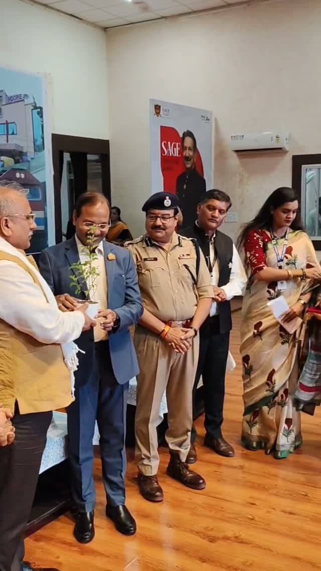 ऑपरेशन हमदर्द: मानवीय पुलिसिंग की मिसाल, बिछड़ों को परिवार से मिलाने की पहल
इंदौर | 22 अक्टूबर 2026
सेज यूनिवर्सिटी, इंदौर में जीआरपी के विशेष पुलिस महानिदेशक राजा बाबू सिंह ने विद्यार्थियों से संवाद किया। उन्होंने ऑपरेशन हमदर्द को पुलिस की संवेदनशीलता, सामाजिक सरोकार और मानवीय पुलिसिंग का उत्कृष्ट उदाहरण बताया।
मध्य प्रदेश के 548 रेलवे स्टेशनों पर जुटाई गई जानकारी के आधार पर डिजिटल डोजियर तैयार किए गए हैं।
अभियान का उद्देश्य बेसहारा, असहाय और परिजनों से बिछड़े लोगों को सहायता उपलब्ध कराकर उनके परिवारों से मिलाने में मदद करना है।
राजा बाबू सिंह ने जरूरतमंदों के प्रति संवेदनशीलता बरतने और उन्हें सम्मानजनक जीवन का अवसर देने पर जोर दिया।
कार्यक्रम में सेज यूनिवर्सिटी के कुलपति डॉ. पृथ्वी यादव सहित विश्वविद्यालय और जीआरपी के वरिष्ठ अधिकारी मौजूद रहे।
NEWS NATIONAL WORLD
Trusted Digital Media for Accurate News & Meaningful Stories.
#OperationHamdard #GRP #IndoreNews #MadhyaPradeshPolice #HumanitarianPolicing
ऑपरेशन हमदर्द, जी
