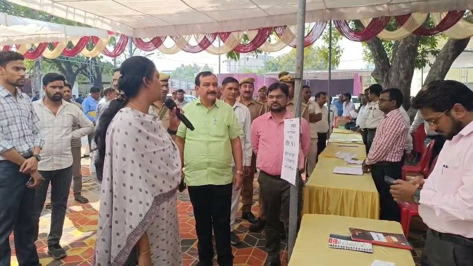 एटा में जिलाधिकारी एम अरून्मौली व वरिष्ठ पुलिस अधीक्षक ने पोलिंग पार्टियों को किया रवाना