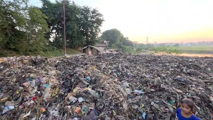 बिक्रमगंज में बदलेगी मीट-मछली मार्केट की जगह, काव नदी पुल के पास शिफ्ट करने की तैयारी तेज
तेंदुनी चौक के पास जाम से मिलेगी राहत, एसडीएम दिलीप कुमार ने प्रस्तावित स्थल का किया निरीक्षण
बिक्रमगंज (रोहतास)। शहर की यातायात व्यवस्था को बेहतर बनाने और बाजार को व्यवस्थित करने के लिए अनुमंडल प्रशासन ने पहल तेज कर दी है। तेंदुनी चौक के समीप सब्जी मंडी से सटे मीट-मछली मार्केट को काव नदी पुल के पास स्थानांतरित करने की तैयारी चल रही है। इसी को लेकर गुरुवार को एसडीएम दिलीप कुमार ने प्रस्तावित स्थल का निरीक्षण किया।
तेंदुनी चौक के पास मीट-मछली की दुकानों के कारण बाजार क्षेत्र में भीड़ और आवागमन की समस्या उत्पन्न होती है। इसे देखते हुए प्रशासन दुकानों को दूसरे स्थान पर व्यवस्थित करने की योजना बना रहा है। काव नदी पुल के समीप प्रस्तावित स्थल पर बाजार संचालित करने की संभावनाओं का जायजा लिया गया।
निरीक्षण के दौरान एसडीएम ने स्थल की उपयुक्तता, आवागमन, स्वच्छता और दुकानदारों के लिए उपलब्ध सुविधाओं से जुड़े विभिन्न पहलुओं की समीक्षा की। इस पहल का उद्देश्य दुकानदारों को कारोबार के लिए उचित जगह उपलब्ध कराने के साथ सड़क पर भीड़ कम करना और आम लोगों को आवागमन में सहूलियत देना है।
प्रशासन को उम्मीद है कि मीट-मछली मार्केट के स्थानांतरण से तेंदुनी चौक के आसपास यातायात व्यवस्था में सुधार होगा और बाजार क्षेत्र अधिक व्यवस्थित बनेगा। हालांकि, दुकानों को नई जगह पर शिफ्ट करने की अंतिम तिथि को लेकर अभी आधिकारिक घोषणा नहीं हुई है।