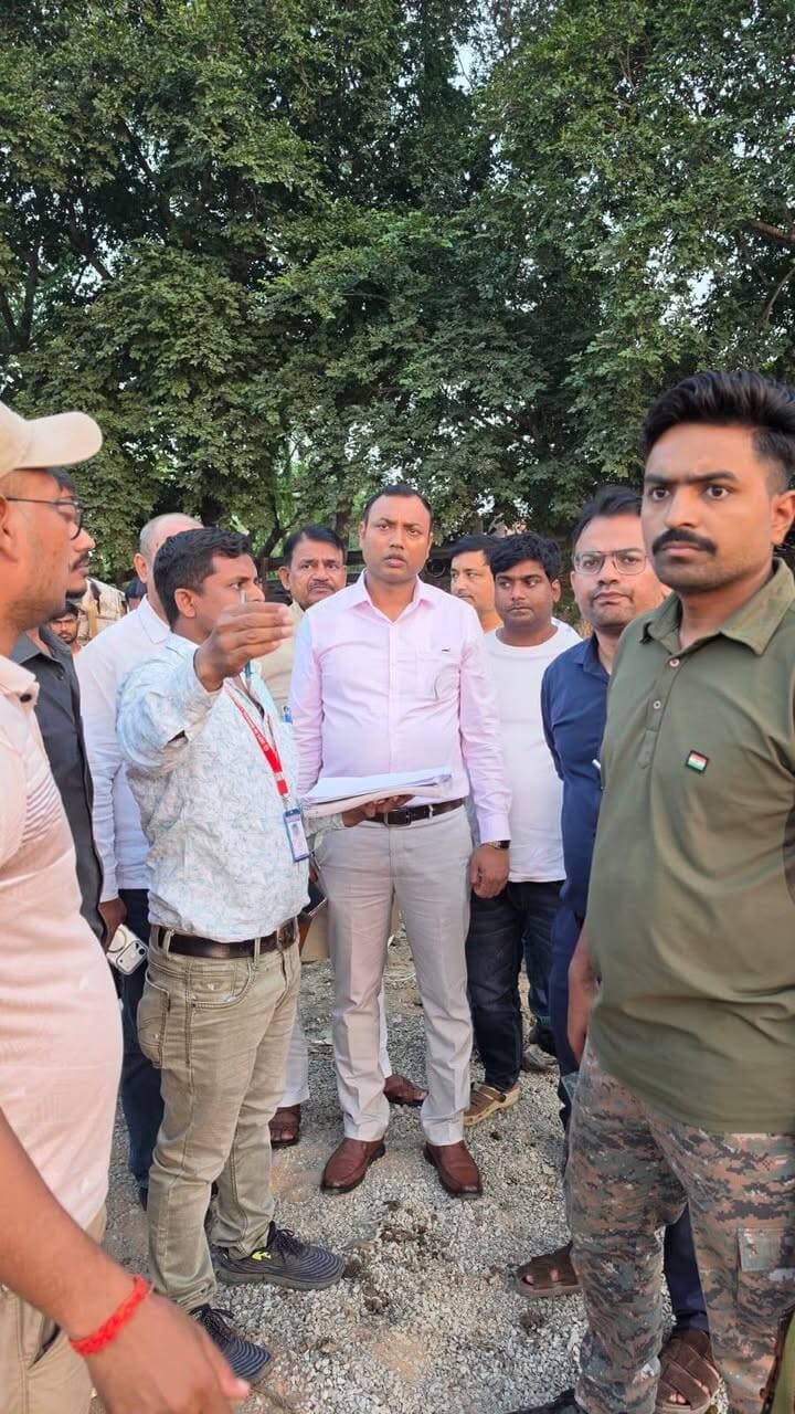 बिक्रमगंज में पुराने अनुमंडल परिसर में लगेगा सब्जी बाजार, छठ से पहले व्यवस्था शुरू करने की तैयारी
एसडीएम दिलीप कुमार ने किया स्थल निरीक्षण, सड़क किनारे लगने वाली दुकानों से जाम की समस्या दूर करने की पहल
बिक्रमगंज में शहर की यातायात व्यवस्था सुधारने को लेकर अनुमंडल प्रशासन सक्रिय हो गया है। इसी क्रम में गुरुवार को एसडीएम दिलीप कुमार ने पुराने अनुमंडल परिसर में सब्जी बाजार लगाने की संभावनाओं को लेकर स्थल निरीक्षण किया। प्रशासन की कोशिश है कि छठ महापर्व से पहले नई व्यवस्था शुरू की जा सके।
एसडीएम के अनुसार, शहर में सड़क किनारे सब्जी की दुकानें लगने से कई जगहों पर आवागमन प्रभावित होता है। पुराने अनुमंडल परिसर में सब्जी बाजार शुरू होने से विक्रेताओं को व्यवस्थित जगह मिलेगी और आम लोगों को खरीदारी में सहूलियत होगी। साथ ही, सड़क पर अतिक्रमण कम करने और यातायात व्यवस्था बेहतर बनाने में मदद मिलेगी।
निरीक्षण के दौरान प्रस्तावित स्थल की उपयुक्तता और उपलब्ध सुविधाओं का जायजा लिया गया। मौके पर नगर सभापति मनोरंजन सिंह और उपसभापति प्रतिनिधि प्रबिंदर सिंह उर्फ मिंटू सिंह भी मौजूद रहे। उन्होंने शहर को व्यवस्थित बनाने की इस पहल का स्वागत किया।
प्रशासन का जोर छठ महापर्व से पहले शहर की साफ-सफाई, यातायात व्यवस्था और सार्वजनिक स्थलों को व्यवस्थित करने पर है। हालांकि, सब्जी बाजार शुरू करने की अंतिम तिथि को लेकर अभी आधिकारिक घोषणा नहीं हुई है।