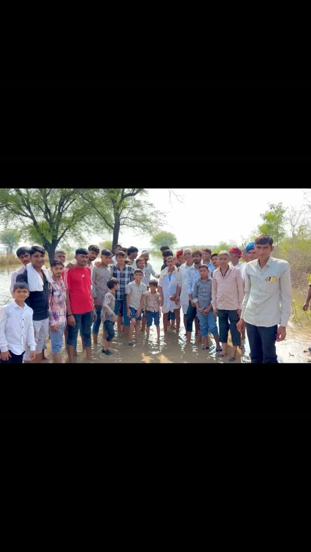 आखिर पंचायत कैसे पहुँचे सामने बाँध का पानी भरा, लोगों ने आगामी चुनाव का किया बहिष्कार।
दैनिक वीरधरा राजस्थान।
गंगरार। आखिर पंचायत कैसे पहुँचे सामने बाँध का पानी भरा लोगो ने आगामी चुनाव का किया बहिष्कार! जी हाँ कुछ ऐसा ही नजारा इन दिनों गंगरार उपखण्ड क्षेत्र के रूप पुरा ग्राम में देखने को मिल रहा हैं। जहां लोग अब खुलकर विरोध प्रदर्शन करते हुए अपनी नाराजगी जाहिर कर रहे हैं।हाल ही विगत सोमवार को भगवान श्री चारभुजा नाथ मंदिर परिसर में रात्रि के करीब नो बजे ग्रामीण लोगों ने एक आवश्यक बैठक आयोजित एक महत्वपूर्ण निर्णय लिया कि आगामी चुनाव में ग्रामवासी मतदान नहीं करेंगे।
ग्रामीणों ने जानकारी देते हुए बताया कि मेरा गांव रूपपुरा पूर्व में शादी ग्राम पंचायत जो दो किलोमीटर दूर में स्थित थी हाल ही में पुनर्गठन के दौरान नई पंचायत का गठन किया गया जिसमें तरेष्टा नई ग्राम पंचायत में रूपपुरा को जोड़ दिया गया। ग्राम पंचायत में जाने हेतु लोगों क�