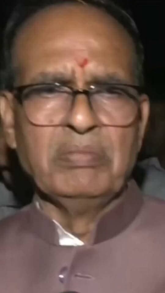 शिवराज जी, मध्य प्रदेश में डोनाल्ड ट्रंप की सरकार है क्या ?
अपने संसदीय क्षेत्र बुधनी में वन विभाग की कार्रवाई पर भड़के पूर्व सीएम शिवराज, बोले— अब तो अत्याचार की अति हो चुकी!कोसमी में आदिवासियों के घर तोड़ने, कुएं को मिट्टी से भरने और फसलें उजाड़ने के आरोप; अपने ही संसदीय क्षेत्र में गरीबों की दुर्दशा देख अधिकारियों पर बरसे शिवराज।।जनता के सामने आना चाहिए कि आदिवासी परिवारों को उजाड़ने वाला 'नरपिशाच' कौन है?
#श्योपुर #sheopur #चंबलटीवी #JansamparkMP #LiveNews #livenewshindi #newseason #MadhyaPradesh #vijaypur #breakingnews #Beerpur #HindiNews #chambaltv #newsupdate #समाचार #newsfeed #news #खबर #मुरैना #Chambalnews