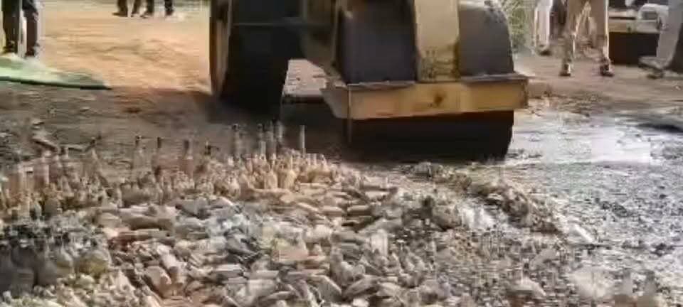 शराब पर चला बुलडोजर: 34 हजार लीटर मदिरा नष्ट, VIDEO देखकर शराबियों की आंखों में आ जाएंगे आंसू…
#chhattisgarh #ChhattisgarhNews #durg #police #शराब #बुलडोजर #videos