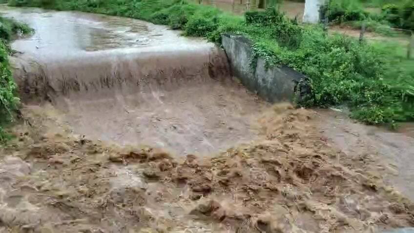 தாளவாடி: தாளவாடி மலைப்பகுதியில் செந்நிற வெள்ளம்: கூடுதல் தடுப்பணைகள் அமைக்க விவசாயிகள் கோரிக்கை