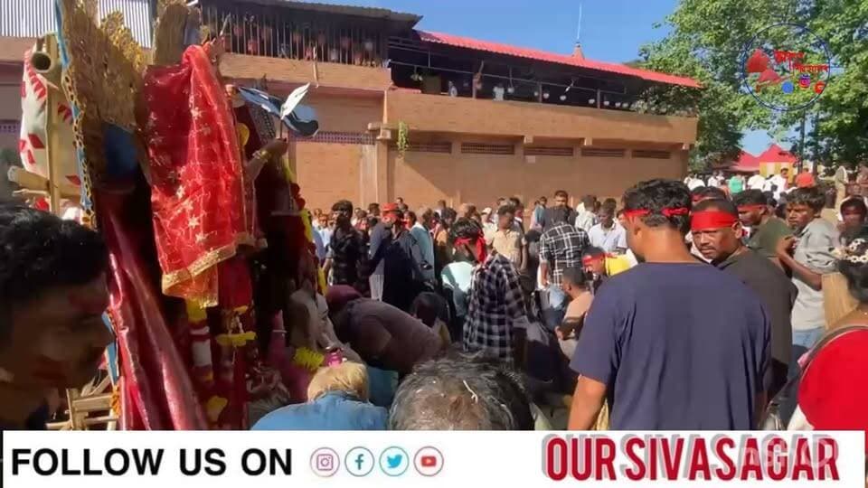 শিৱসাগৰত বিজয়া দশমীৰ উদুলি মুদুলি পৰিৱেশ।
অশ্ৰুসিক্ত নয়নেৰে দেৱীক এটা বছৰলৈ বিদায় দিলে ভক্তই।
ৰাজ্যখনৰ অন্যান্য প্ৰান্তৰ লগতে বশিষ্ট গংগাখ্যাত দিখৌ নদীৰ ঘাটত মা দেৱী দূৰ্গাৰ বিসৰ্জন পৰ্ব।
ঐতিহাসিক দেৱী দ'লৰ দেৱীৰ প্ৰতিমা বিসৰ্জন পৰ্ব সম্পন্ন।
দেৱী দ'লৰ প্ৰতিমা বিসৰ্জনৰ পাছতহে অন্যসমূহ মণ্ডপৰ দেৱী প্ৰতিমা বিসৰ্জন দিয়াৰ পৰম্পৰা শিৱসাগৰত অতীজৰে পৰাই চলি আহিছে।
শিৱসাগৰ নগৰৰ মুঠ ২৪ খন মণ্ডপৰ প্ৰতিমা বিসৰ্জন দিয়া হব দিখৌনদীৰ থানাঘাটত।
#news #durgapujaspecial #sivasagar