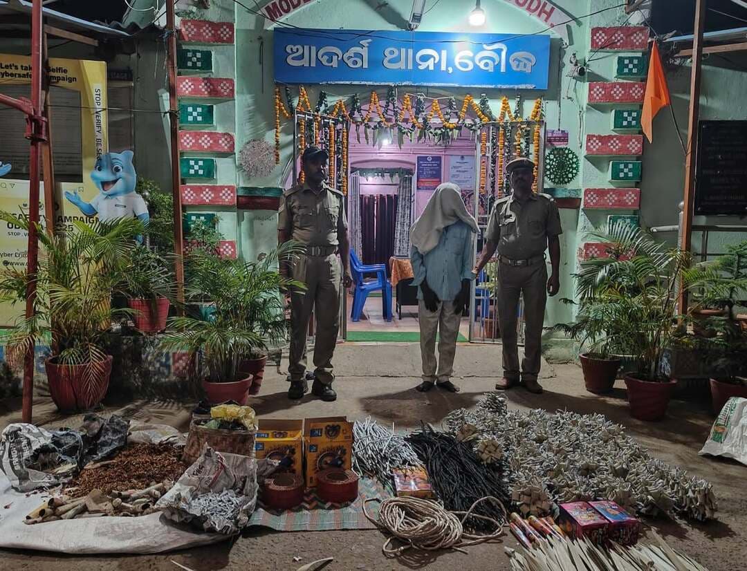 ବୌଦ୍ଧ ଥାନା ପକ୍ଷରୁ ଚଢ଼ଉ: ବେଆଇନ୍ ବାଣ ଓ ବିସ୍ଫୋରକ ସାମଗ୍ରୀ ଜବତ, ଜଣେ ଗିରଫ
ଆଗାମୀ ପର୍ବପର୍ବାଣୀକୁ ଦୃଷ୍ଟିରେ ରଖି ବୌଦ୍ଧ ପୋଲିସ୍ ର କଡ଼ାନଜର। ବେଆଇନ୍ ଭାବରେ ବାଣ ପ୍ରସ୍ତୁତି ଓ ବିକ୍ରି ବିରୋଧରେ ଚଢ଼ଉ କରି ବୌଦ୍ଧ ଥାନା ପୋଲିସ ଜଣଙ୍କୁ ଗିରଫ କରିବା ସହ ବିପୁଳ ପରିମାଣର ବାଣ ଓ ବିସ୍ଫୋରକ ସାମଗ୍ରୀ ଜବତ କରିଛି।
ସୁଚନା ଅନୁଯାୟୀ
ଗତ କାଲି ସନ୍ଧ୍ୟା ସମୟରେ କୌଣସି ସୂତ୍ରରୁ ଖବର ପାଇ ବୌଦ୍ଧ ଏସପି କୁଲଦୀପ ମୀନା ଙ୍କ ନିର୍ଦ୍ଦେଶ କ୍ରମେ ବୌଦ୍ଧ ଥାନା ଏସ.ଆଇ. ବି.ଏମ୍. ଲୋଇ ଏବଂ ତାଙ୍କ ପୋଲିସ ଟିମ୍ ସନ୍ଧ୍ୟାକାଳୀନ ପାଟ୍ରୋଲିଂ ଓ ବେଆଇନ୍ ବାଣ ବିକ୍ରି ବିରୋଧୀ ଚଢ଼ଉରେ ଥିଲେ। ଏହି ସମୟରେ ବୌଦ୍ଧ ସହର କେଉଁଟ ସାହି ର କାଳିଆ ବାରିକ (୫୮)ଙ୍କ ବେଆଇନ୍ କାର୍ଯ୍ୟକଳାପ ସମ୍ପର୍କରେ ସୂଚନା ପାଇ ପୋଲିସ ତାଙ୍କୁ କାବୁ କରିଥିଲା।
ତନଖି ସମୟରେ ତାଙ୍କ ପାଖରୁ ବିପୁଳ ପରିମାଣର ପ୍ରସ୍ତୁତ ବାଣ ସହିତ ବିସ୍ଫୋରକ ସାମଗ୍ରୀ ଯଥା କଳାବାରୁଦ (Black Gunpowder),ପାଇପ୍, କାଠଗୁଣ୍ଡ (Wooden Dust),ଏବଂ ଅନ୍ୟାନ୍ୟ ବିସ୍ଫୋରକ ସାମଗ୍ରୀ ଜବତ କରାଯାଇଛି।
ଏ ନେଇ ବୌଦ୍ଧ ଥାନା କେସ୍ ନଂ ୪୮୨/୨୬ ରୁଜୁ କରାଯାଇ ଅଭିଯୁକ୍ତଙ୍କୁ ଗିରଫ କରାଯାଇଛି ଏବଂ ଆଇନଗତ କାର୍ଷାନୁଷ୍ଠାନ ଗ୍ରହଣ କରାଯାଉଛି। ବେଆଇନ୍ ବାଣ କାରବାର ବିରୋଧରେ ପୋଲିସର ଏପରି ଅଭିଯାନ ଆଗକୁ ମଧ୍ୟ ଜାରି ରହିବ ବୋଲି ଜଣାପଡ଼ିଛି।
#BoudhPolice #OdishaPolice #BoudhNews #CrimeNews #IllegalFireworks #ActionTaken #BoudhTown