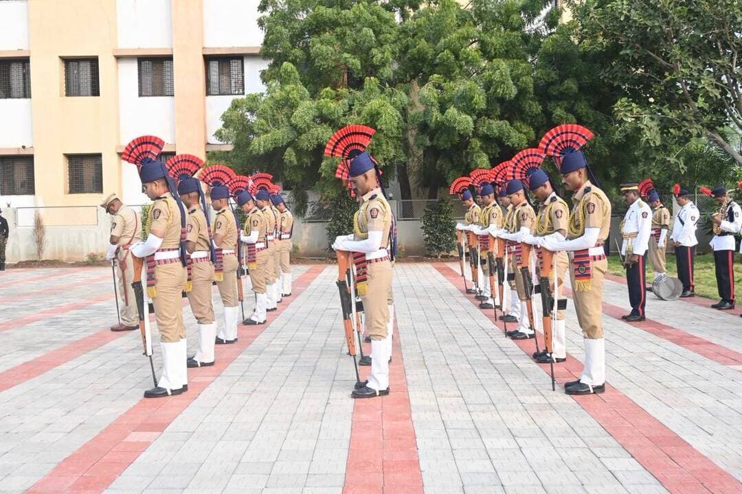 🙏🌹 पोलीस स्मृती दिनानिमित्त शहीद वीर पोलीस जवानांना भावपूर्ण श्रद्धांजली! 💐🇮🇳
देशाची सुरक्षा, जनतेचे संरक्षण आणि कर्तव्यपूर्तीसाठी सर्वोच्च बलिदान देणाऱ्या सर्व पोलीस हुतात्म्यांना विनम्र अभिवादन. 🙏
आपले शौर्य, आपला त्याग आणि आपली कर्तव्यनिष्ठा सदैव प्रेरणादायी राहील. 🇮🇳🌹