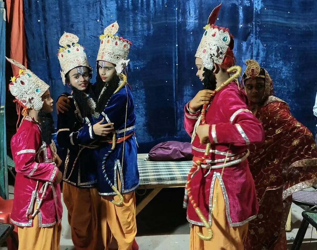 अयोध्या में राम और भरत का मिलाप देख भावुक हुए लोग
कोंच। कोंच रामलीला में बुधवार की रात राम और भरत का मिलाप देख श्रद्घालुओं की आंखें छलक पड़ीं। लंका विजय के बाद राम, सीता और लक्ष्मण अयोध्या पहुंचे। पहले रामलीला रंगमंच पर इसके बाद देर रात महंतनगर स्थित मां काली मंदिर पर भरत मिलाप का आयोजन किया गया जिसमें इलाके के सैकड़ों लोग उपस्थित रहे।
अवसान की ओर अग्रसर कोंच की ऐतिहासिक रामलीला के 174वें महोत्सव में परंपराओं का निर्वहन जारी है। रामलीला के स्थापना काल में भगवान राम की लीलाओं का मंचन बाग बगीचों और मंदिरों में होता रहा है और आज भी जब रामलीला स्टेजबद्घ हो चुकी है, परंपराओं के अनुरूप भगवान उन स्थानों पर जाकर पूर्व में स्थापित परंपराओं को निभाते हैं। भरत मिलाप की परंपरा भी महंतनगर में होती रही है, इसी क्रम में बुधवार रात लगभग बारह महंत शाला के पास स्थित मां काली के मंदिर पर राम और भरत का मिलाप हुआ। यह दृश्य इतना कारुणिक था कि वहां मौजूद लोगों की आंखें छलक पड़ीं। इस दौरान रामलीला आयोजन समिति के राजीव पटेल, शैलेष सोनी, संतोष तिवारी, चंद्रशेखर नगाइच, अतुल चतुर्वेदी, अभिषेक रिछारिया, रुचिर रस्तोगी, जय मुखिया, राघवेंद्र तिवारी, पवन अग्रवाल, दिनेश अग्रवाल खिल्ली वाले, सौरभ गुप्ता, चुन्ना बाबा, मुरारी आदि रहे।