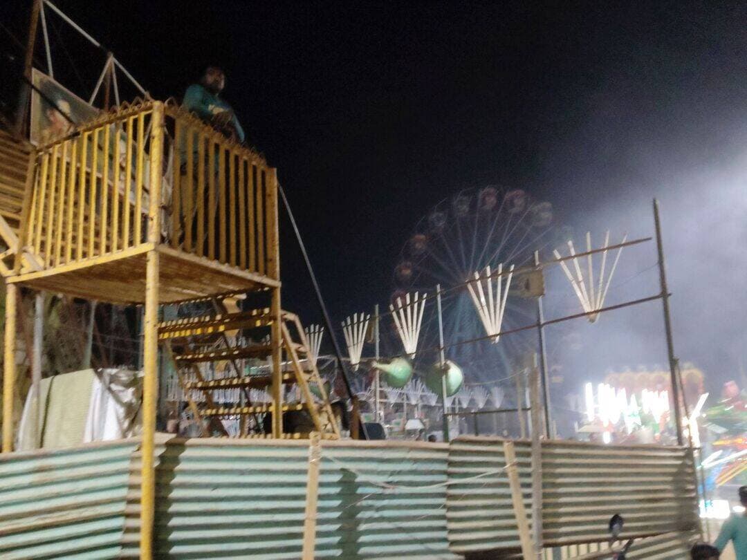 मोहम्मदी के रामलीला मेले में झूले बंद,दुकानदारों की रोजी-रोटी पर असर!
भगवान श्रीराम की आस्था से जुड़ा मेला, आखिर रौनक पर रोक क्यों?
मोहम्मदी के ऐतिहासिक रामलीला मेले में भीड़भाड़ कम होने से दुकानदारों की दुकानदारी पहले ही प्रभावित हो रही है। वहीं, आज प्रशासन द्वारा झूले बंद कराए जाने से मेले की रौनक और व्यापार पर और असर पड़ा है।
रामलीला मेला हिंदू समाज की आस्था, भगवान श्रीराम के आदर्शों और हमारी सांस्कृतिक परंपरा से जुड़ा है। ऐसे मेले में झूले बंद होने से बच्चों और परिवारों के मनोरंजन पर असर पड़ने के साथ-साथ छोटे दुकानदारों की रोजी-रोटी भी प्रभावित हो रही है।
सवाल यह है कि भगवान श्रीराम के नाम पर लगने वाले मेले में आखिर झूले क्यों बंद किए गए? यदि सुरक्षा संबंधी कोई कारण है, तो प्रशासन को उसका स्पष्ट जवाब देते हुए ऐसा समाधान निकालना चाहिए, जिससे सुरक्षा भी बनी रहे और मेले की रौनक भी कायम रहे।
राम की आस्था से जुड़ा मेला केवल नाम का मेला बनकर न रह जाए! प्रशासन को हिंदू समाज की भावनाओं और दुकानदारों के हितों को ध्यान में रखते हुए उचित कदम उठाने चाहिए।
आस्था का सम्मान हो, व्यापार सुरक्षित रहे और रामलीला मेले की रौनक बनी रहे।