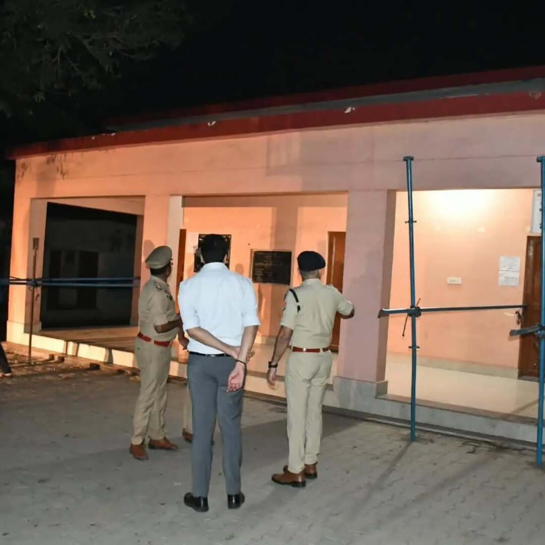 #अलीगढ़ #विधान परिषद निर्वाचन-2026 के दृष्टिगत #जिलाधिकारी एवं #वरिष्ठ पुलिस अधीक्षक, अलीगढ़ द्वारा विभिन्न मतदान केन्द्रों का निरीक्षण कर व्यवस्थाओं का लिया गया जायजा।*
विधान परिषद निर्वाचन-2026 को निष्पक्ष, शांतिपूर्ण एवं सकुशल संपन्न कराने के दृष्टिगत जिलाधिकारी एवं वरिष्ठ पुलिस अधीक्षक, अलीगढ़ द्वारा थाना चण्डौस क्षेत्रान्तर्गत गांधी इंटर कॉलेज, थाना खैर क्षेत्रान्तर्गत खैर इंटर कॉलेज तथा थाना लोधा क्षेत्रान्तर्गत क्षेत्र पंचायत कार्यालय में बनाए गए मतदान केन्द्रों का निरीक्षण किया गया।
निरीक्षण के दौरान मतदान केन्द्रों पर उपलब्ध व्यवस्थाओं एवं सुरक्षा प्रबंधों का जायजा लेते हुए संबंधित अधिकारियों एवं कर्मचारियों को निर्वाचन प्रक्रिया के दौरान सतर्कता बनाए रखने, निर्धारित निर्वाचन संबंधी दिशा-निर्देशों का पालन सुनिश्चित करने तथा कानून एवं शांति व्यवस्था बनाए रखने हेतु आवश्यक दिशा-निर्देश दिए गए।