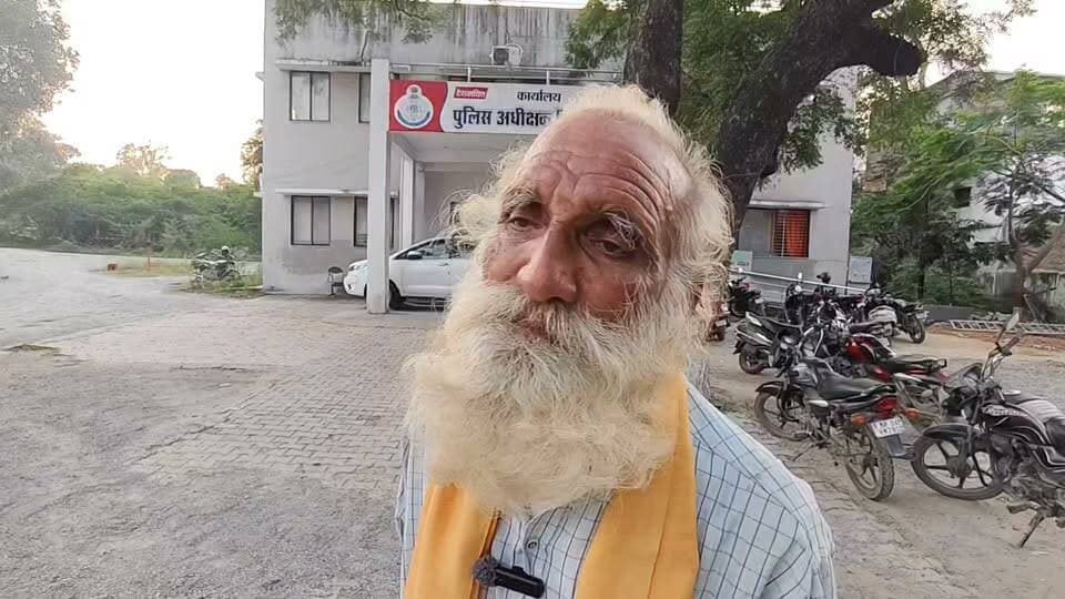 रीवा में 75 वर्षीय बुजुर्ग के साथ बेदम मारपीट, रोते बिलखते बुजुर्ग ने उस मंजर को बताया, मेरा मर्डर होते होते बचा,