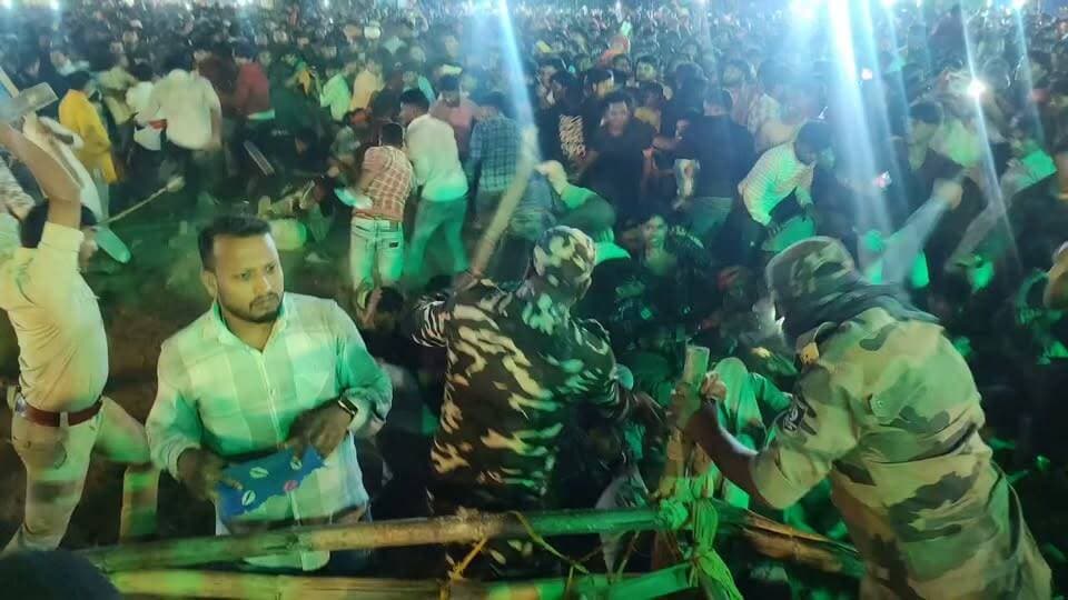 गिरिडीह जिले के हीरोडीह थाना क्षेत्र अंतर्गत मानिकबाद में रौशन रोही के आयोजित कार्यक्रम के दौरान पत्थरबाजी की घटना सामने आई है। इस घटना में पुलिस के जवान के घायल होने के साथ-साथ कई दर्शकों के भी घायल होने की सूचना है।
घटना के बाद इलाके में अफरा-तफरी का माहौल बन गया।
#highlight
#jharkhand
#roushanrohi