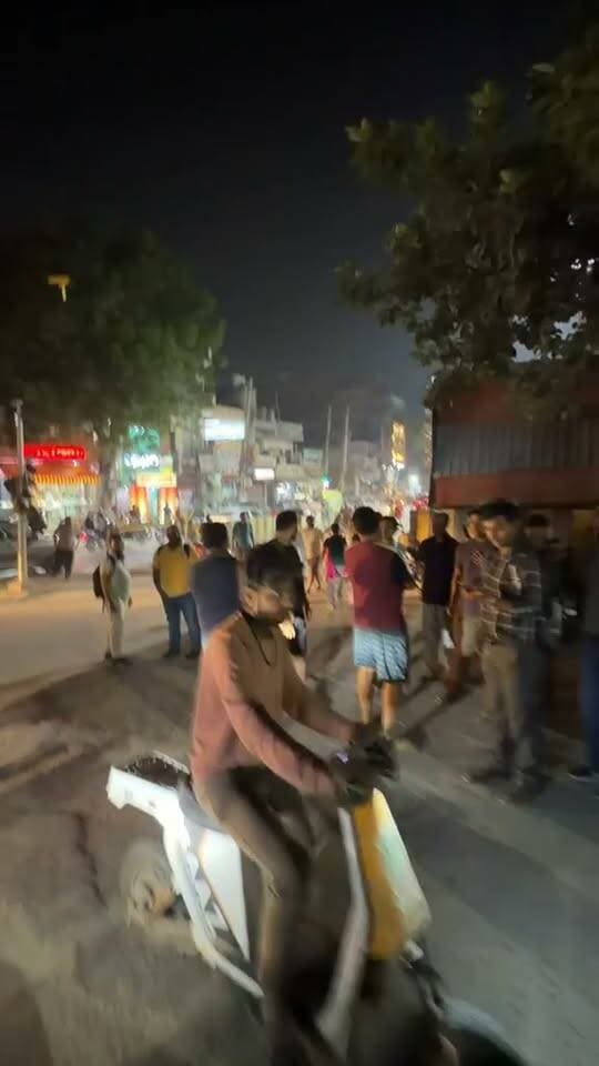बिजली कर्मचारियों की हड़ताल को लेकर गुरुग्राम के वार्ड नंबर 34 की जनता बिजली और पानी ना आने की समस्या से परेशान होकर उतरी सड़कों पर। वार्ड नंबर 34 की जनता में बिजली ना आने की समस्या पर दिखा सड़कों पर रोष । कैसे करेगी भाजपा सरकार बिजली पानी की समस्या का समाधान। क्या गुरुग्राम की जनता बिजली पानी की समस्या से ऐसे ही होती रहेगी हमेशा परेशान? #gurgaon #people #waterproblems #bijliproblem #bjp