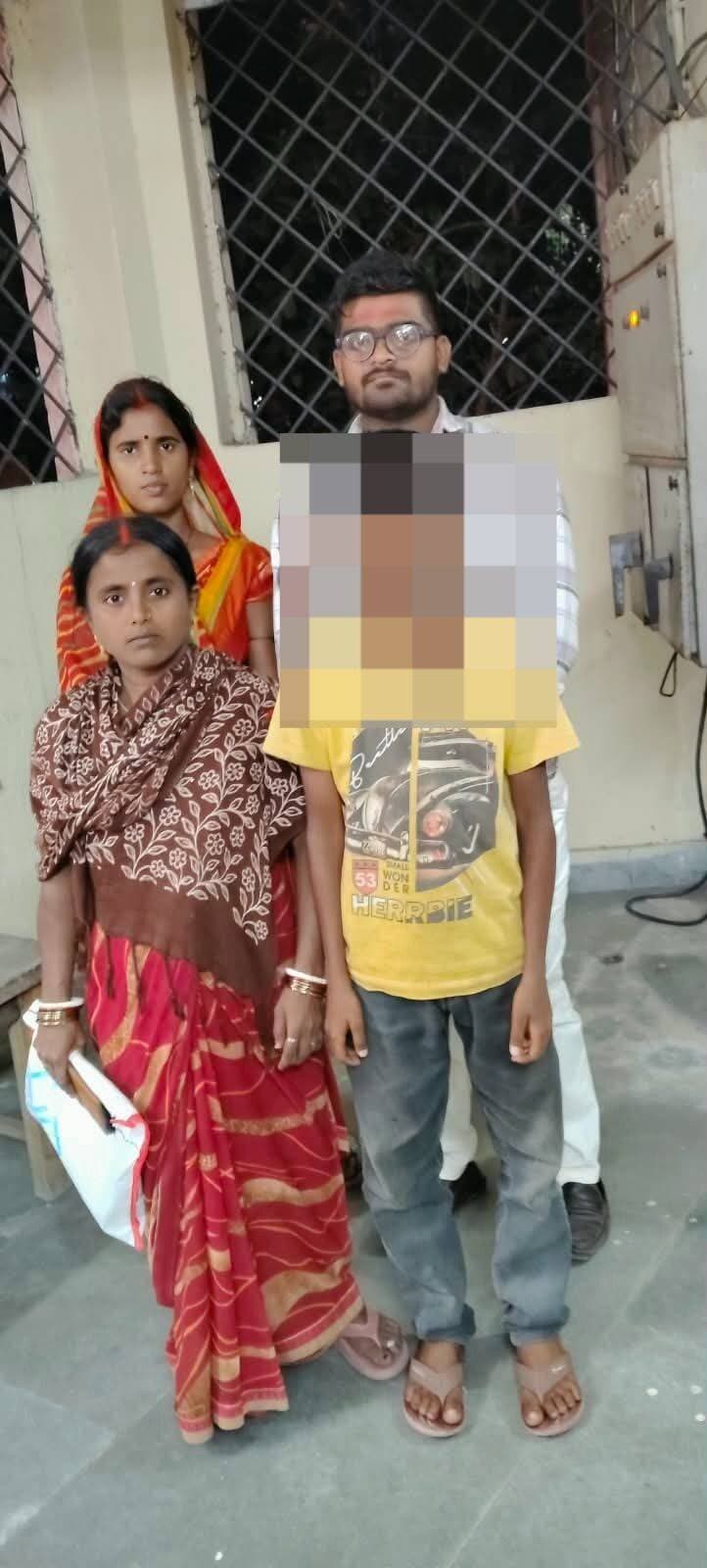 कड़ौना थाना क्षेत्र से गुमशुदा बालक सकुशल बरामद, परिजनों को सौंपा
जहानाबाद : कड़ौना थाना क्षेत्र से गुमशुदा बालक पवन कुमार को पुलिस ने सकुशल बरामद कर लिया। आवश्यक सत्यापन की प्रक्रिया पूरी करने के बाद बालक को उसकी माता रागनी देवी एवं ममेरे भाई विकास कुमार की उपस्थिति में परिजनों को सुपुर्द कर दिया गया।
पवन कुमार, पिता कृष्ण विश्वकर्मा, औरंगाबाद जिले के बारुण थाना क्षेत्र अंतर्गत केशोपुर गांव का निवासी है। बालक की सकुशल बरामदगी के बाद परिजनों ने राहत की सांस ली। उन्होंने त्वरित कार्रवाई करते हुए बालक को सुरक्षित बरामद करने के लिए जहानाबाद पुलिस के प्रति आभार व्यक्त किया