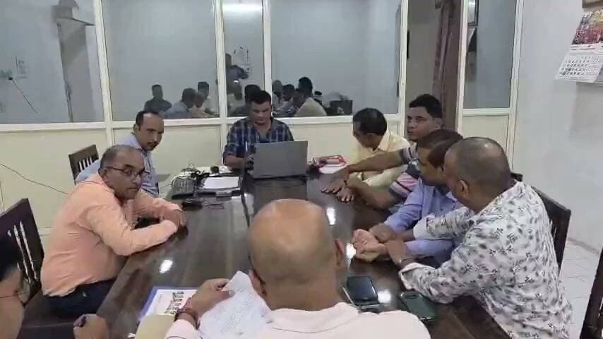 🚨 ₹2.30 लाख का वेतन निकालने के लिए ₹10 हजार की रिश्वत! लोकायुक्त ने दो कर्मचारियों को पकड़ा
झाबुआ में लोकायुक्त की कार्रवाई! फरियादी धूम सिंह सिंगाड़ की शिकायत पर विकासखंड शिक्षा अधिकारी जय नारायण बैरागी और सहायक ग्रेड-3 पवन सिंह बिलवाल को ₹10,000 की रिश्वत लेते पकड़े जाने की खबर है।
मामला निलंबन अवधि के 8 महीने के करीब ₹2.30 लाख वेतन निकलवाने के बदले रिश्वत मांगने से जुड़ा है।
सवाल है—अपने ही हक का वेतन पाने के लिए कर्मचारी रिश्वत देने को मजबूर क्यों हो?
देखिए पूरी खबर और भ्रष्टाचार से जुड़े ऐसे ही खुलासों के लिए जुड़े रहिए TIMES MP के साथ।
#Lokayukta #Jhabua #भ्रष्टाचार #MadhyaPradesh #TIMESMP