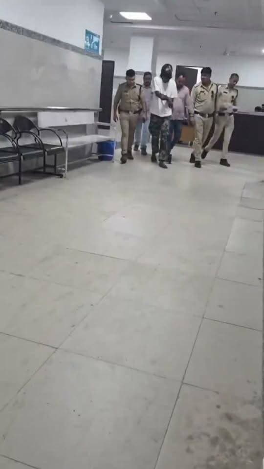 🚨 जिला बदर आदेश की अवहेलना, पुलिस ने पकड़ा आदतन अपराधी!
इंदौर में जिला बदर आदेश तोड़ना पड़ा भारी! रावजी बाजार थाना पुलिस ने प्रतिबंधित क्षेत्र में घूमते मिले आदतन अपराधी के खिलाफ सख्त कार्रवाई करते हुए मध्यप्रदेश राज्य सुरक्षा अधिनियम की धारा 14 के तहत मामला दर्ज किया। कानून से बचने की कोशिश पर पुलिस की नजर! 👮♂️🚨
#IndorePolice #IndoreNews #PoliceAction #MadhyaPradesh #TIMESMP