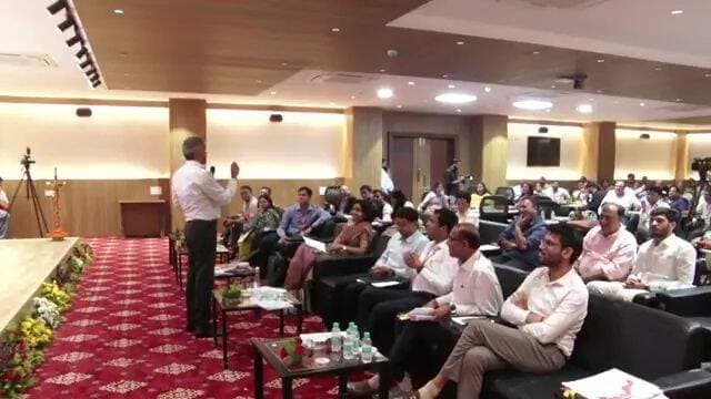 🚨 1100 करोड़ की खरीदी पर सवाल! जब ACS संजय दुबे ने खुद खोली पोल, तो पूरा मामला जानना जरूरी है।
मध्य प्रदेश के नगरीय निकायों में खरीदी को लेकर आखिर ऐसे कौन-से सवाल उठे कि अपर मुख्य सचिव संजय दुबे को खुद प्रक्रिया पर बात करनी पड़ी? अधिकारियों को क्या खिलाया गया और खरीदी में कैसे-कैसे खेल होने की बात सामने आई?
देखिए यह वीडियो और खुद समझिए कि 1100 करोड़ रुपये की खरीदी का मामला आखिर क्या है। जब विभाग के शीर्ष अधिकारी ही सवाल उठा रहे हों, तो जांच और जवाबदेही जरूरी है।
आपकी राय क्या है? कमेंट में जरूर बताइए।
#MadhyaPradesh #भ्रष्टाचार #SanjayDubey #MPNews #TimesMP