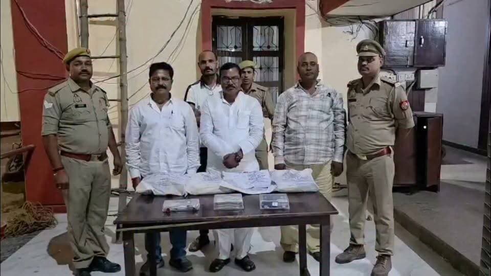 #शिक्षक #एमएलसी चुनाव में फ्लाइंग स्क्वाड टीम ने #सिधारी थाना क्षेत्र के #दौलतपुर पुलिया से चार लोगों को किया गिरफ्तार 2,41,500 नगद प्रचार सामग्री बरामद मचा हड़कम